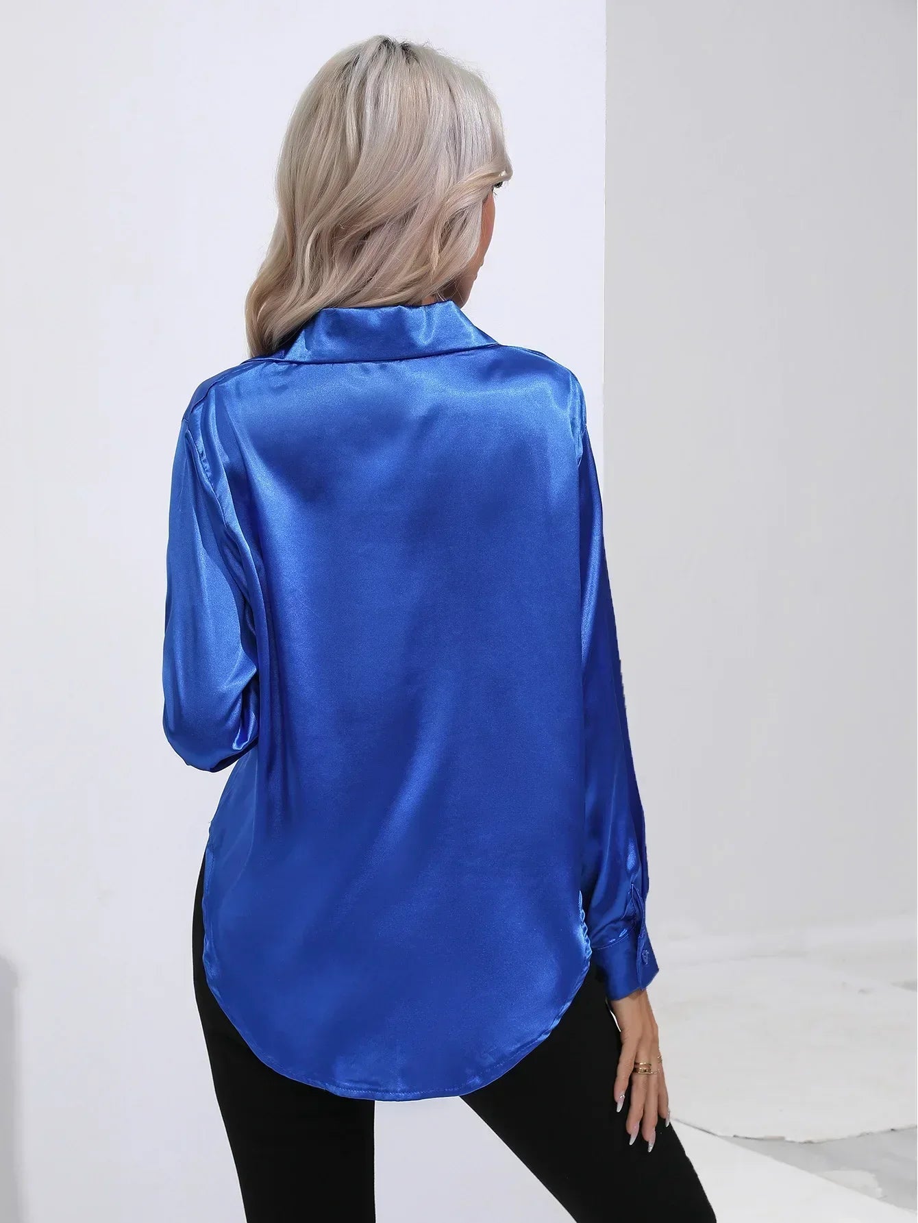 "Elegante satijnen blouse voor dames met glanzende afwerking en lange mouwen, perfect voor zakelijke en avondoutfits."