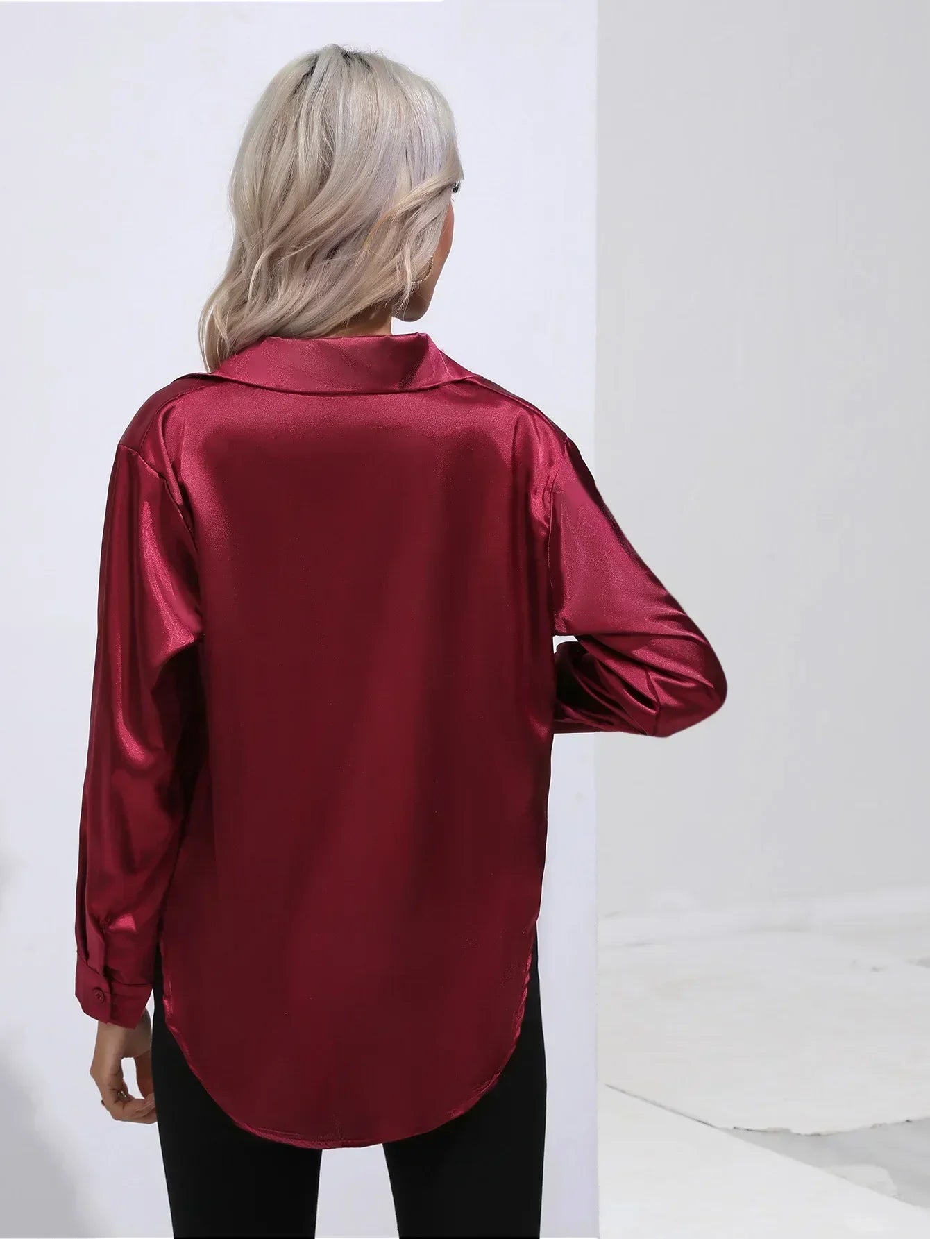 "Elegante satijnen blouse voor dames met glanzende afwerking en lange mouwen, perfect voor zakelijke en avondoutfits."