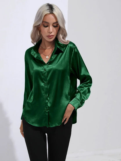 "Elegante satijnen blouse voor dames met glanzende afwerking en lange mouwen, perfect voor zakelijke en avondoutfits."