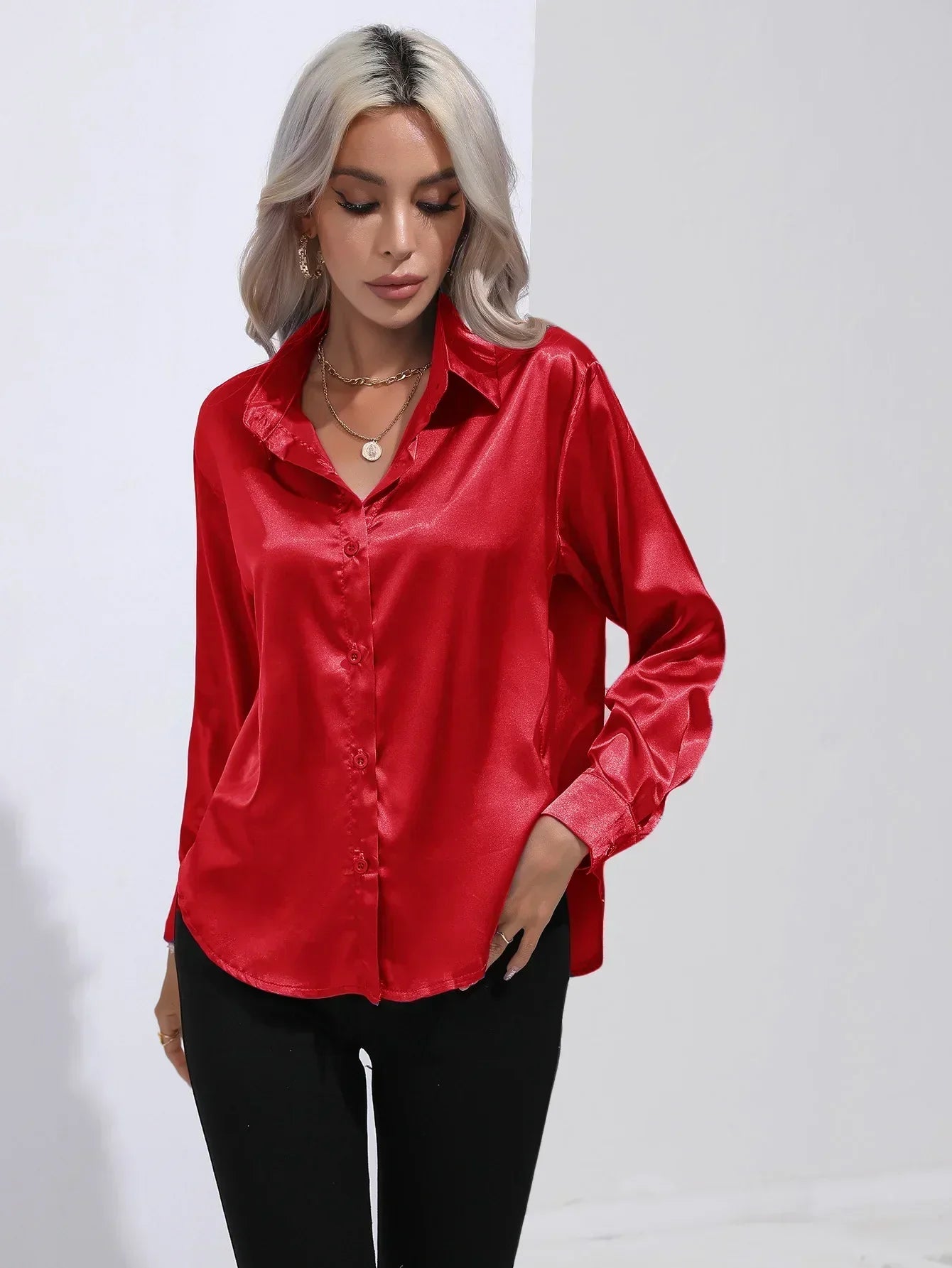 "Elegante satijnen blouse voor dames met glanzende afwerking en lange mouwen, perfect voor zakelijke en avondoutfits."