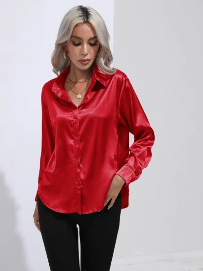 "Elegante satijnen blouse voor dames met glanzende afwerking en lange mouwen, perfect voor zakelijke en avondoutfits."