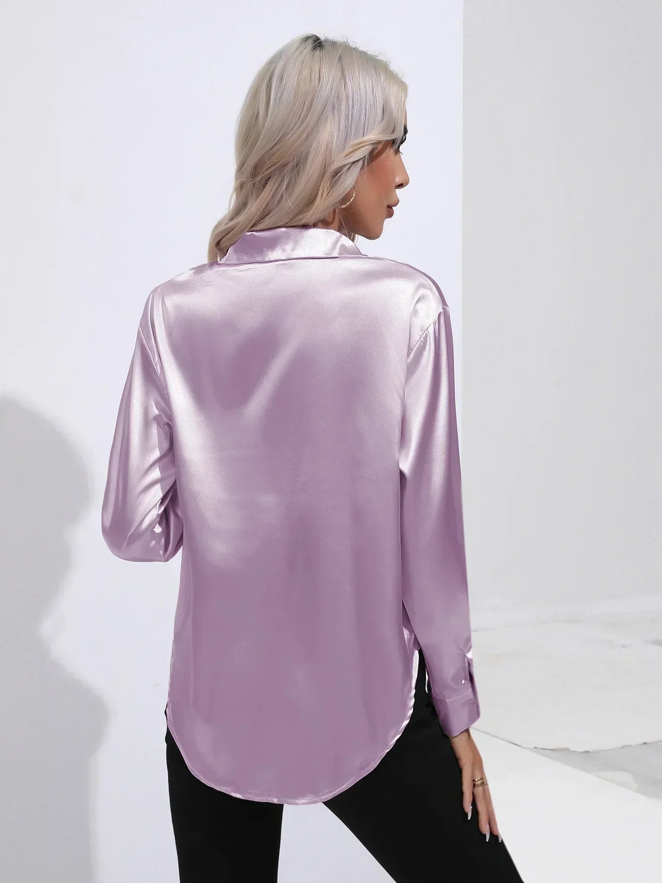 "Elegante satijnen blouse voor dames met glanzende afwerking en lange mouwen, perfect voor zakelijke en avondoutfits."