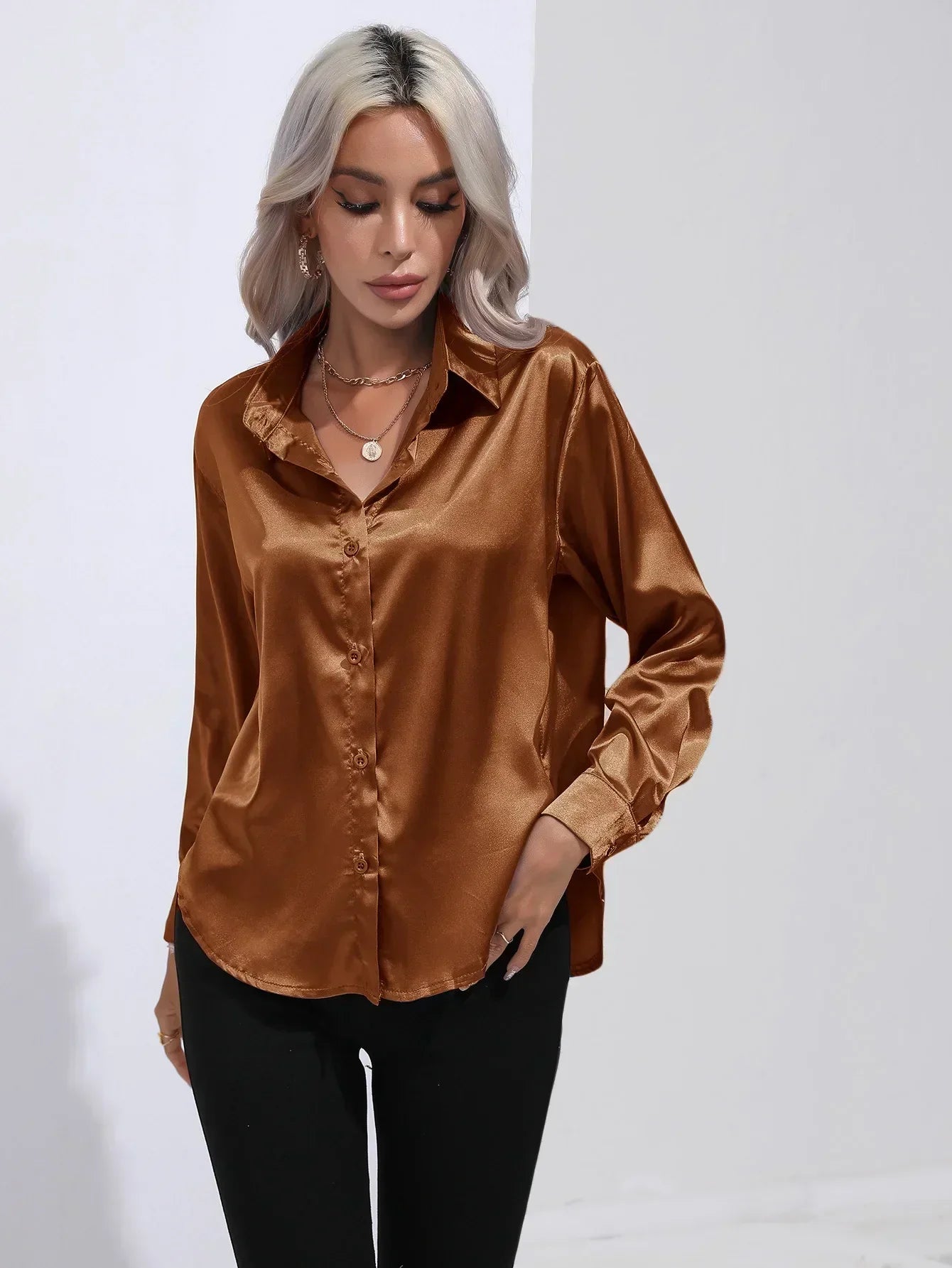 "Elegante satijnen blouse voor dames met glanzende afwerking en lange mouwen, perfect voor zakelijke en avondoutfits."