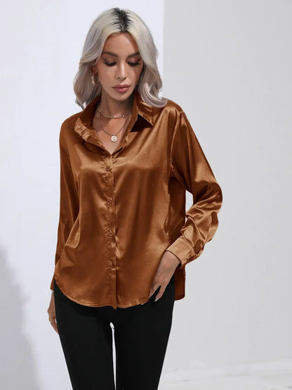 "Elegante satijnen blouse voor dames met glanzende afwerking en lange mouwen, perfect voor zakelijke en avondoutfits."