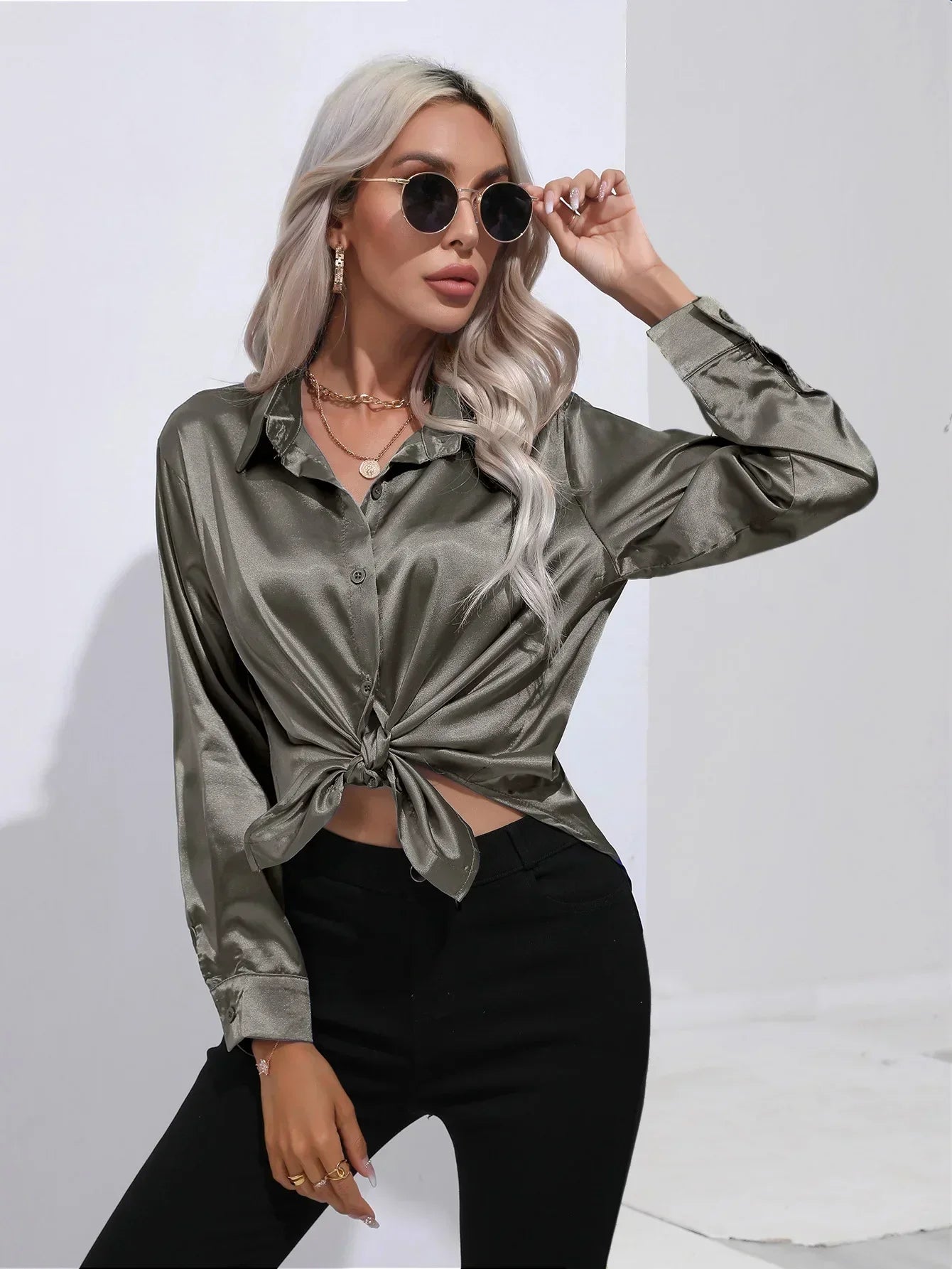 "Elegante satijnen blouse voor dames met glanzende afwerking en lange mouwen, perfect voor zakelijke en avondoutfits."