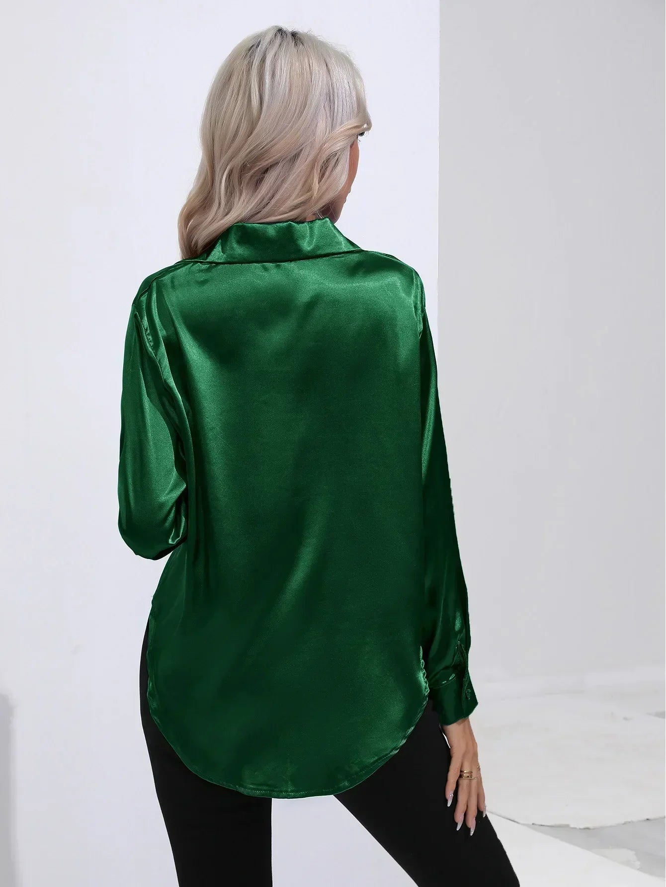 "Elegante satijnen blouse voor dames met glanzende afwerking en lange mouwen, perfect voor zakelijke en avondoutfits."