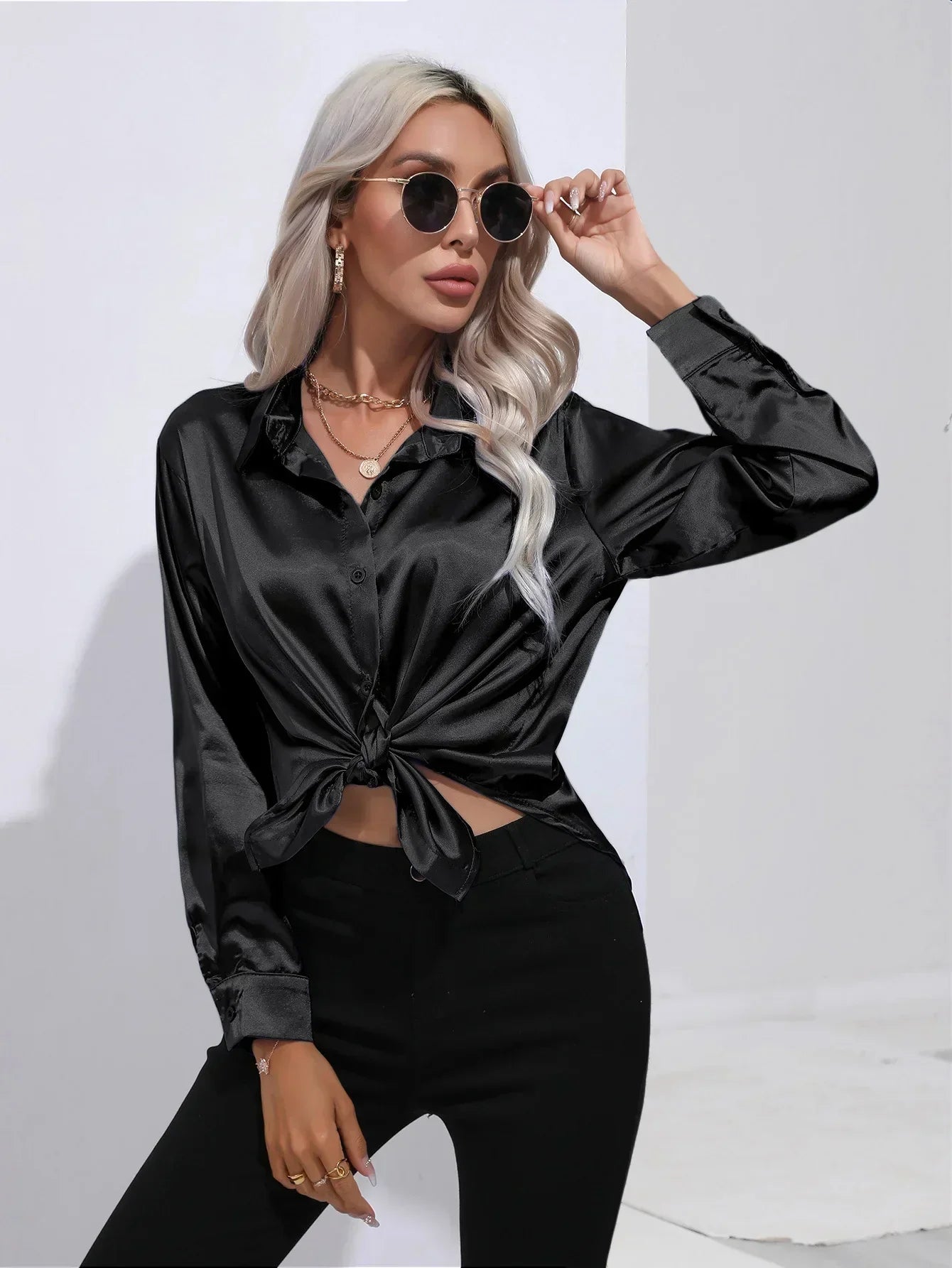 "Elegante satijnen blouse voor dames met glanzende afwerking en lange mouwen, perfect voor zakelijke en avondoutfits."