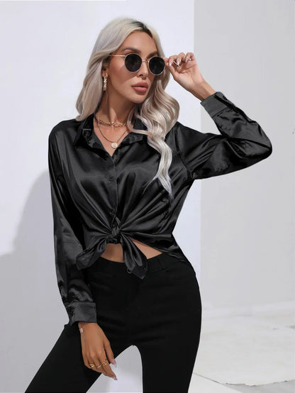 "Elegante satijnen blouse voor dames met glanzende afwerking en lange mouwen, perfect voor zakelijke en avondoutfits."