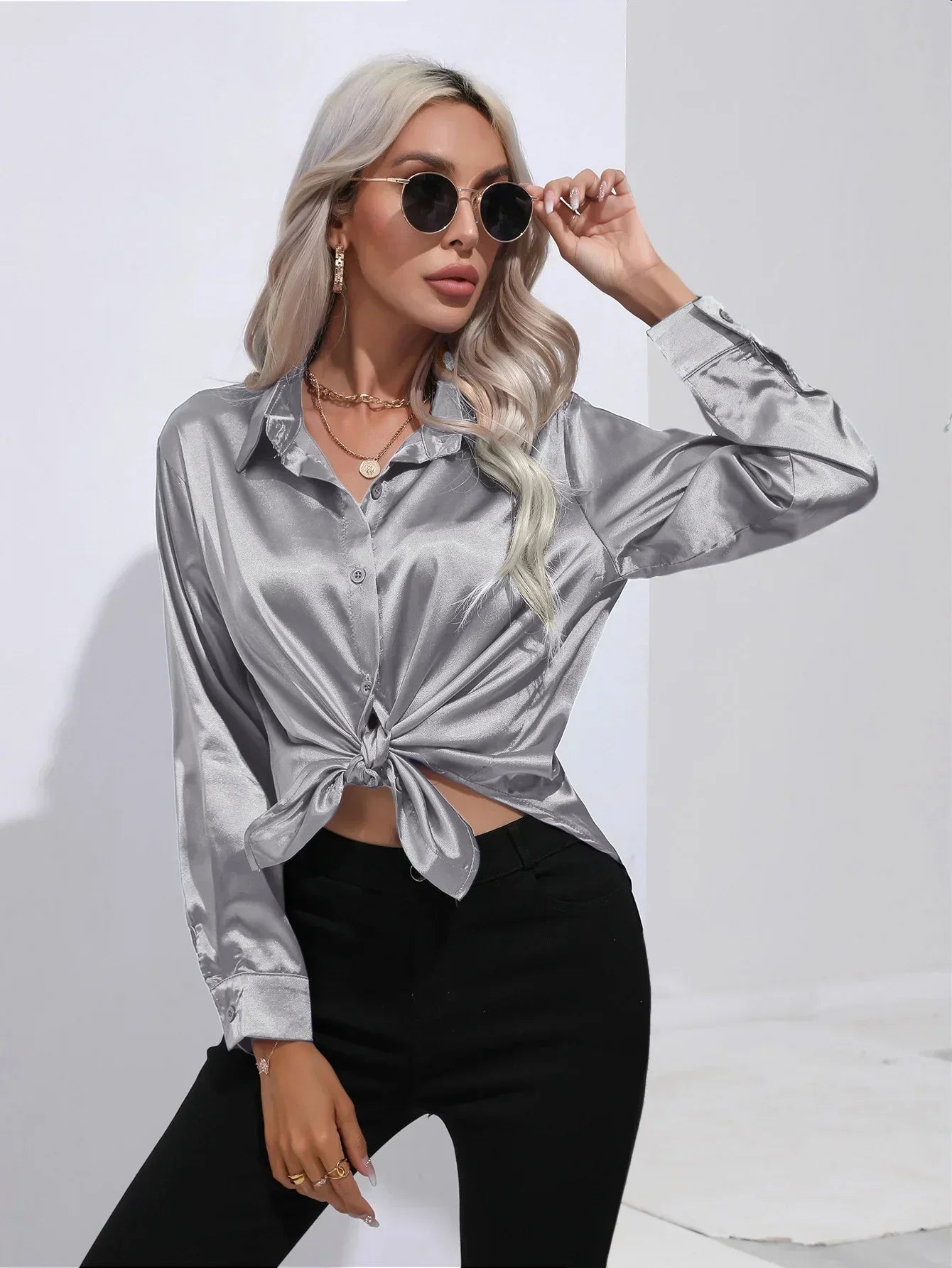 "Elegante satijnen blouse voor dames met glanzende afwerking en lange mouwen, perfect voor zakelijke en avondoutfits."