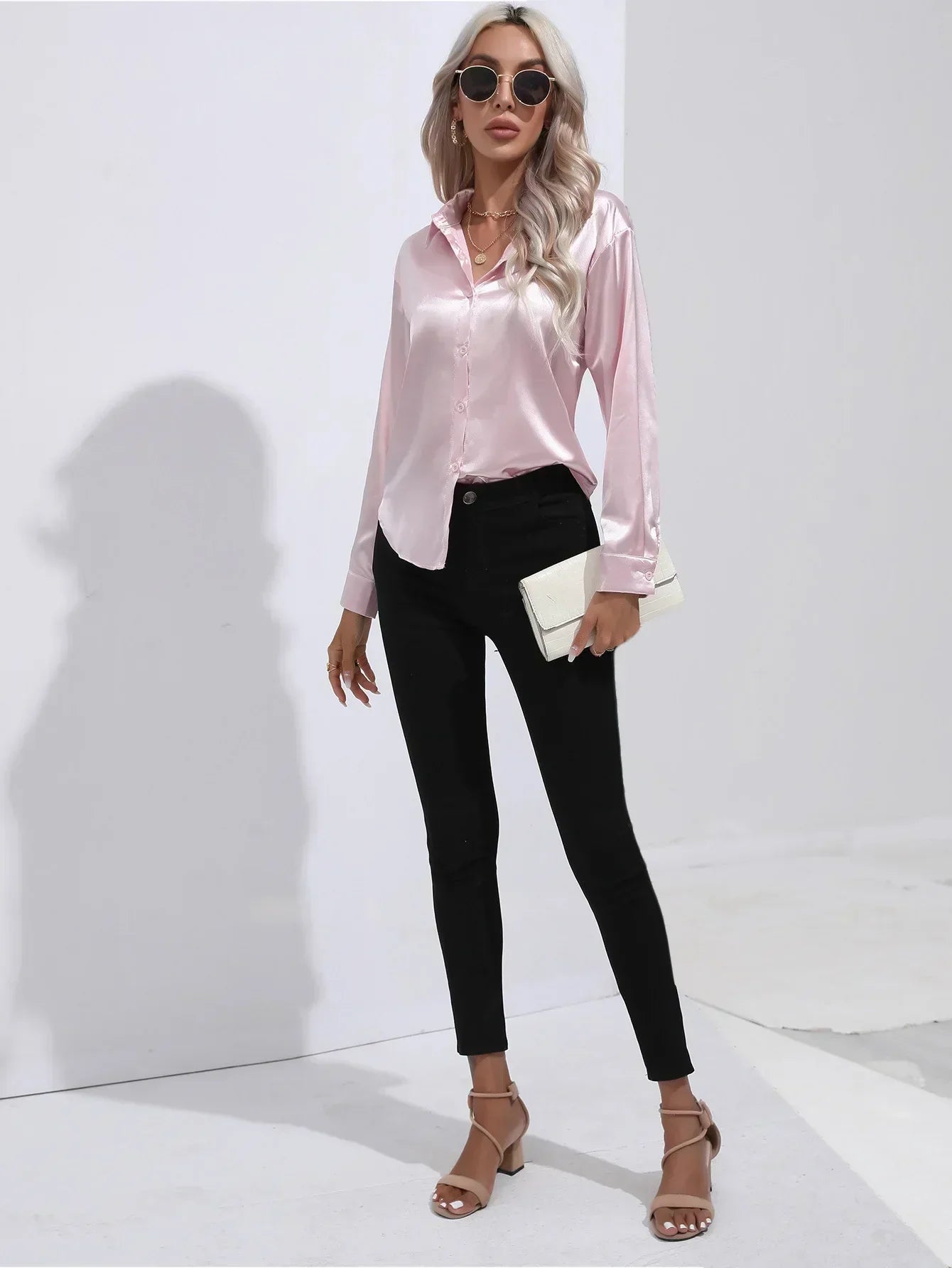 "Elegante satijnen blouse voor dames met glanzende afwerking en lange mouwen, perfect voor zakelijke en avondoutfits."