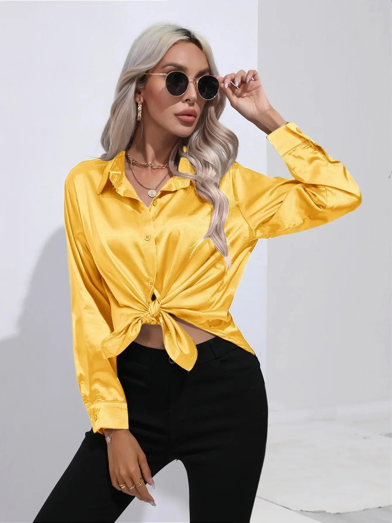 "Elegante satijnen blouse voor dames met glanzende afwerking en lange mouwen, perfect voor zakelijke en avondoutfits."
