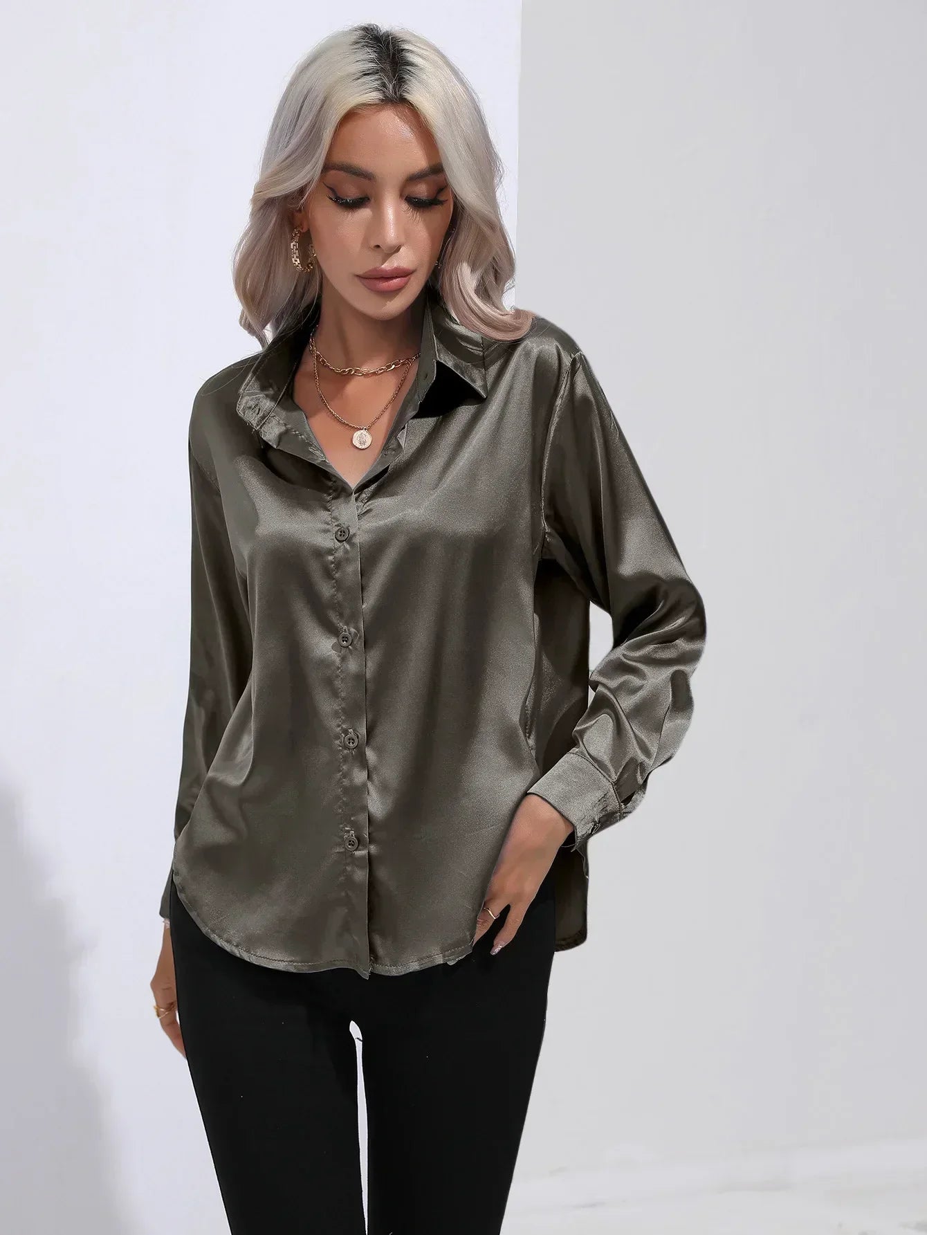 "Elegante satijnen blouse voor dames met glanzende afwerking en lange mouwen, perfect voor zakelijke en avondoutfits."