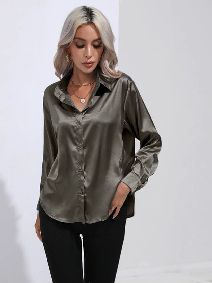 "Elegante satijnen blouse voor dames met glanzende afwerking en lange mouwen, perfect voor zakelijke en avondoutfits."
