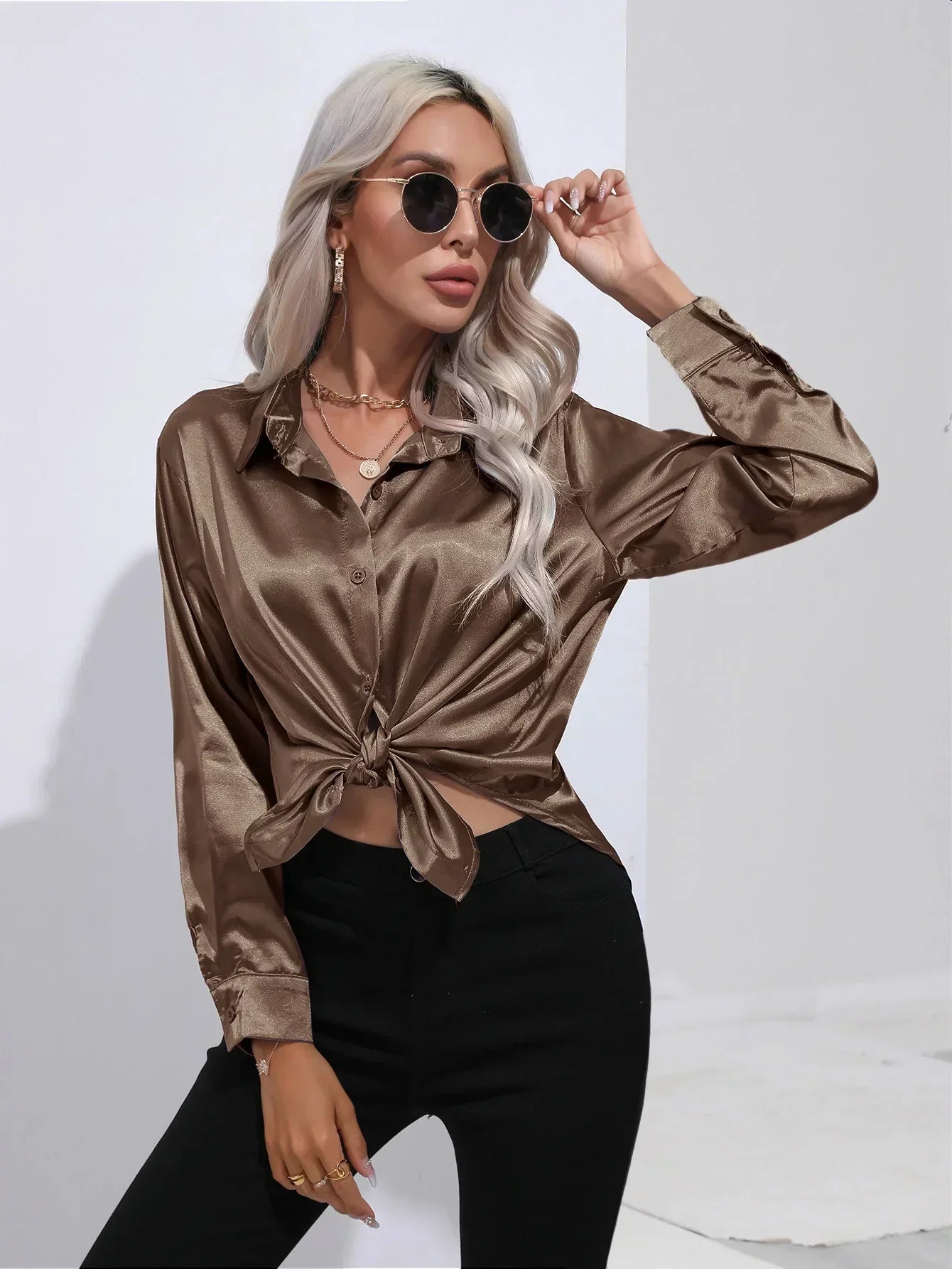 "Elegante satijnen blouse voor dames met glanzende afwerking en lange mouwen, perfect voor zakelijke en avondoutfits."