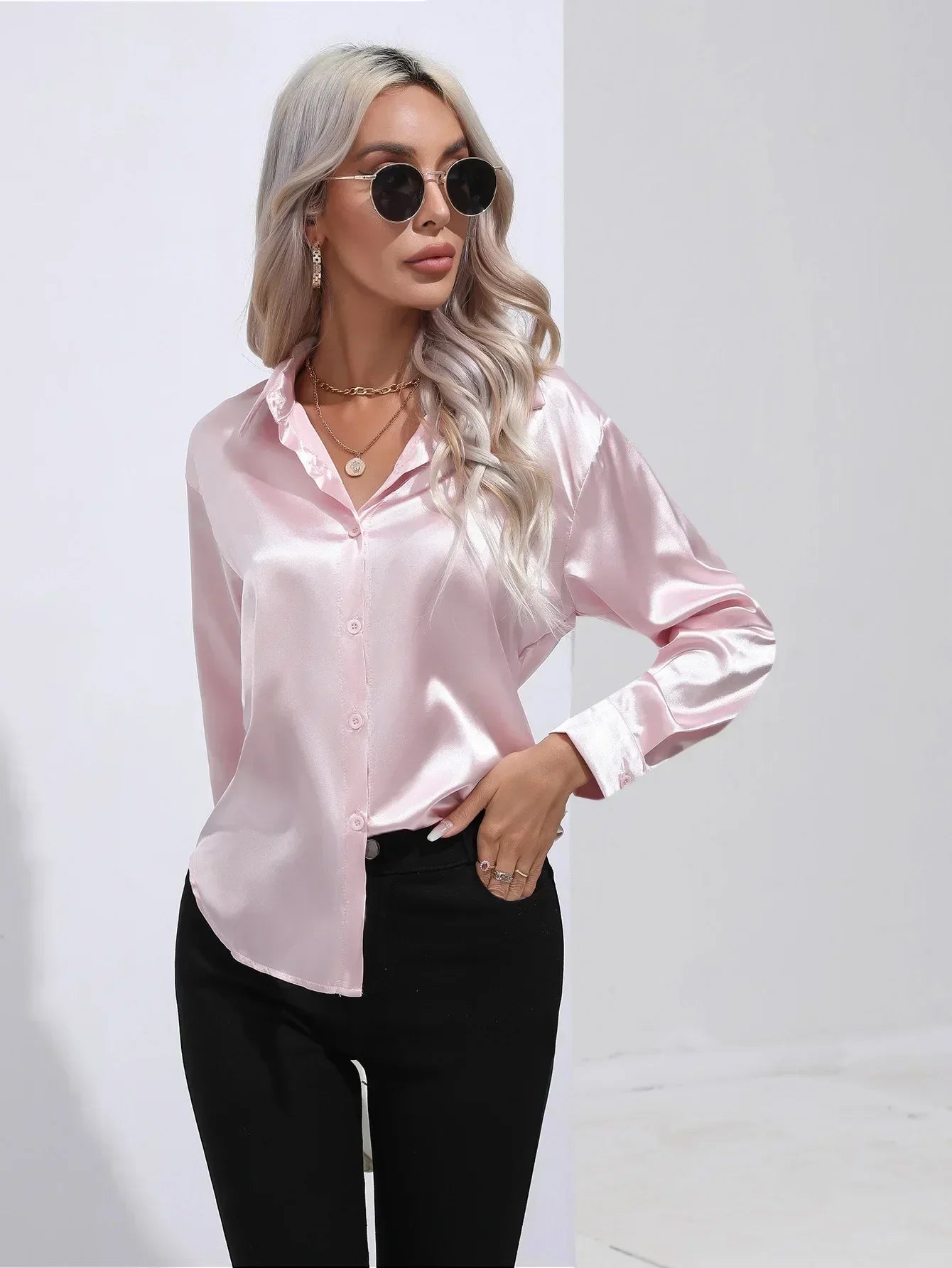 "Elegante satijnen blouse voor dames met glanzende afwerking en lange mouwen, perfect voor zakelijke en avondoutfits."