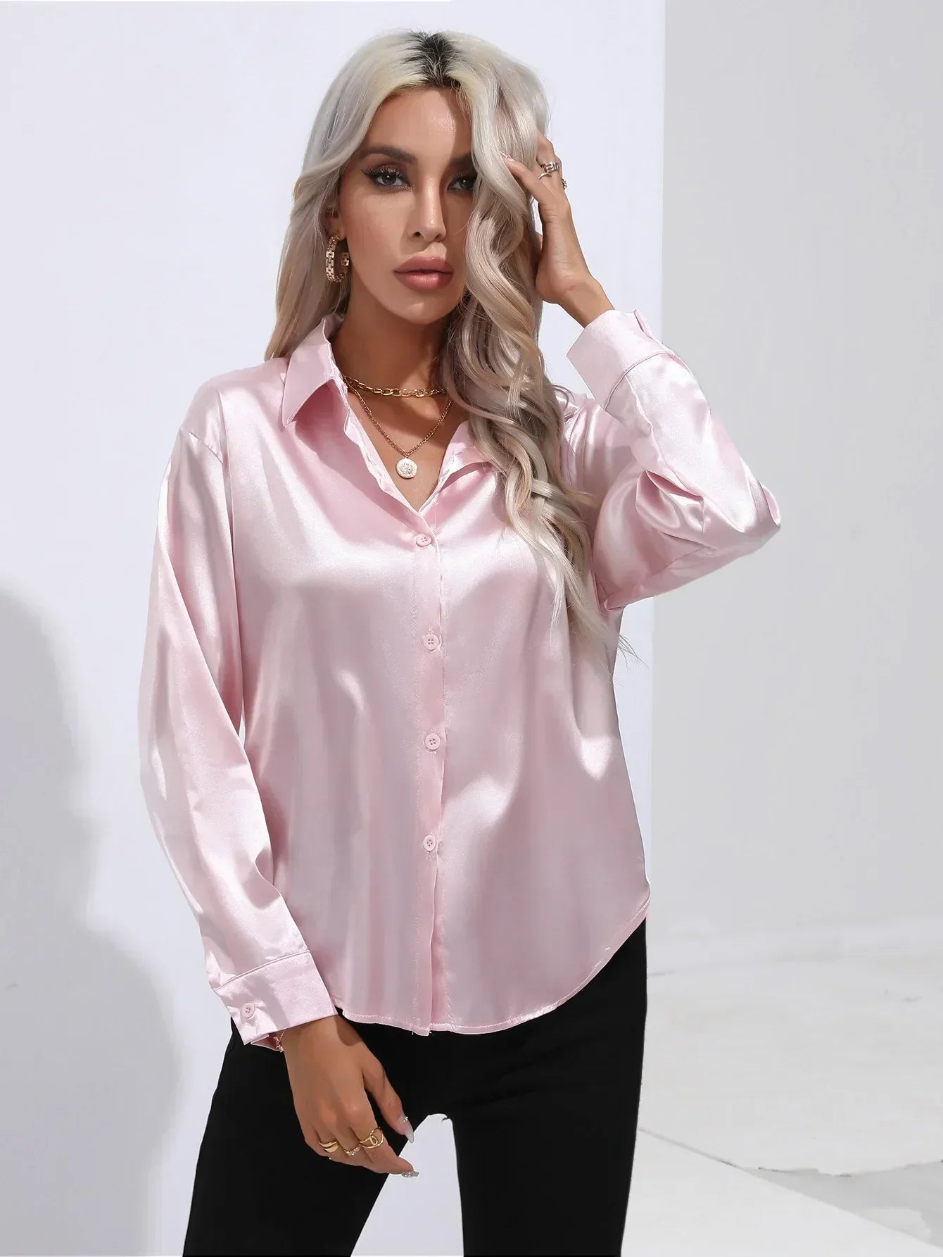"Elegante satijnen blouse voor dames met glanzende afwerking en lange mouwen, perfect voor zakelijke en avondoutfits."
