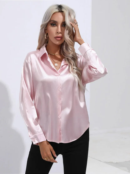 "Elegante satijnen blouse voor dames met glanzende afwerking en lange mouwen, perfect voor zakelijke en avondoutfits."