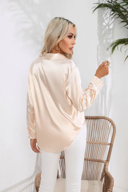"Elegante satijnen blouse voor dames met glanzende afwerking en lange mouwen, perfect voor zakelijke en avondoutfits."
