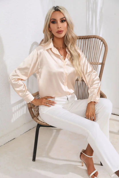"Elegante satijnen blouse voor dames met glanzende afwerking en lange mouwen, perfect voor zakelijke en avondoutfits."