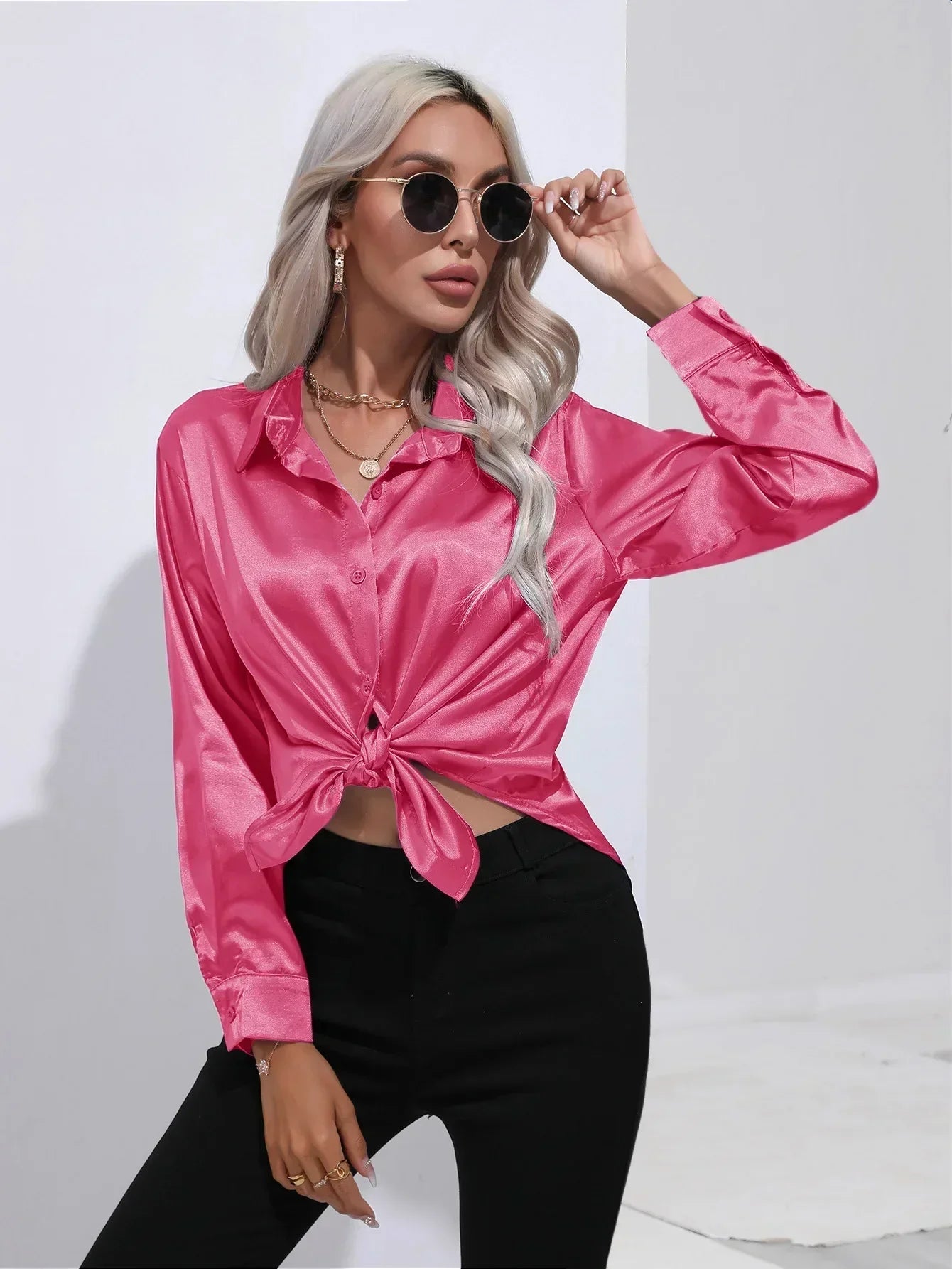 "Elegante satijnen blouse voor dames met glanzende afwerking en lange mouwen, perfect voor zakelijke en avondoutfits."