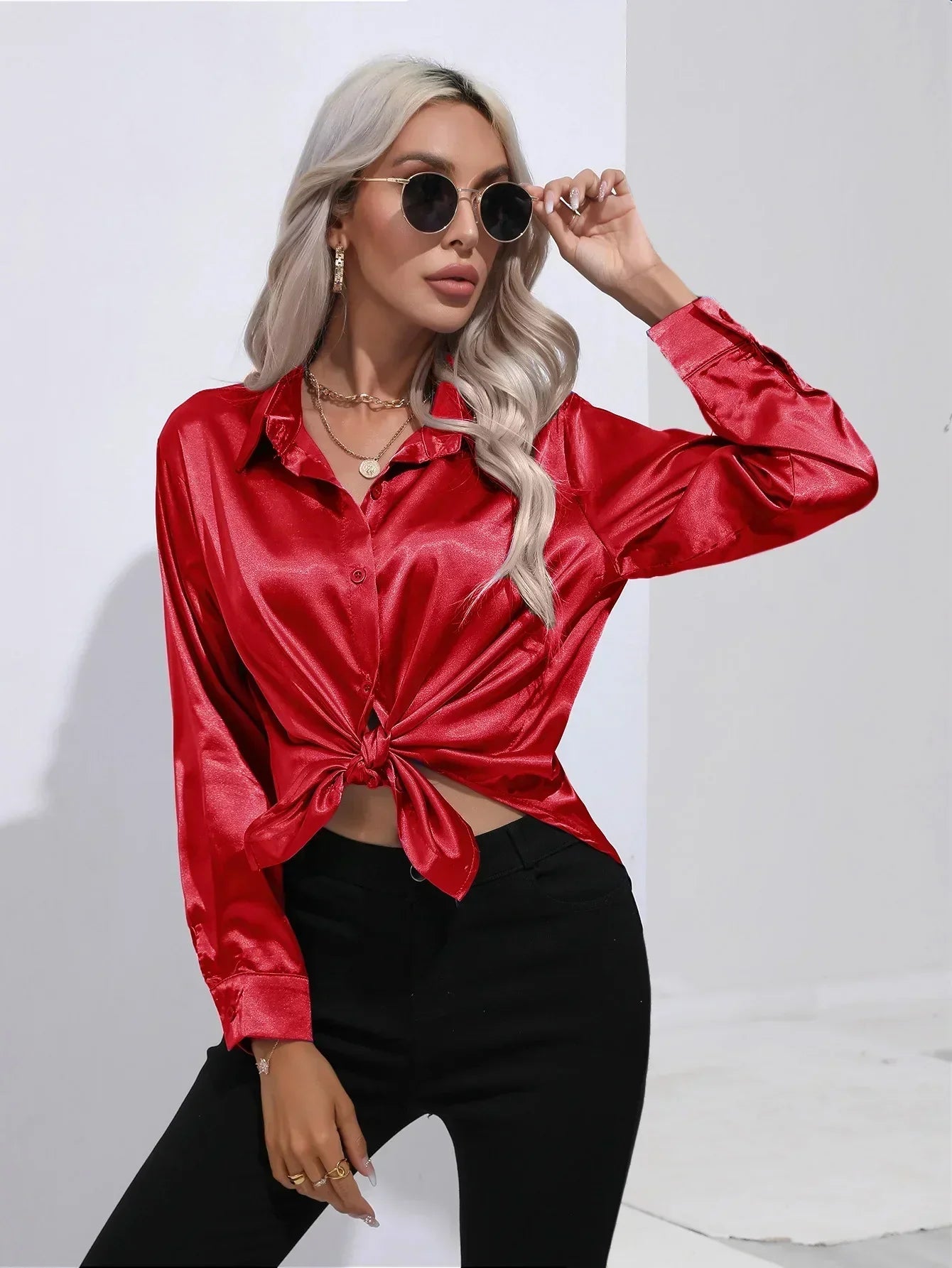 "Elegante satijnen blouse voor dames met glanzende afwerking en lange mouwen, perfect voor zakelijke en avondoutfits."