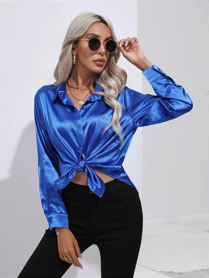 "Elegante satijnen blouse voor dames met glanzende afwerking en lange mouwen, perfect voor zakelijke en avondoutfits."