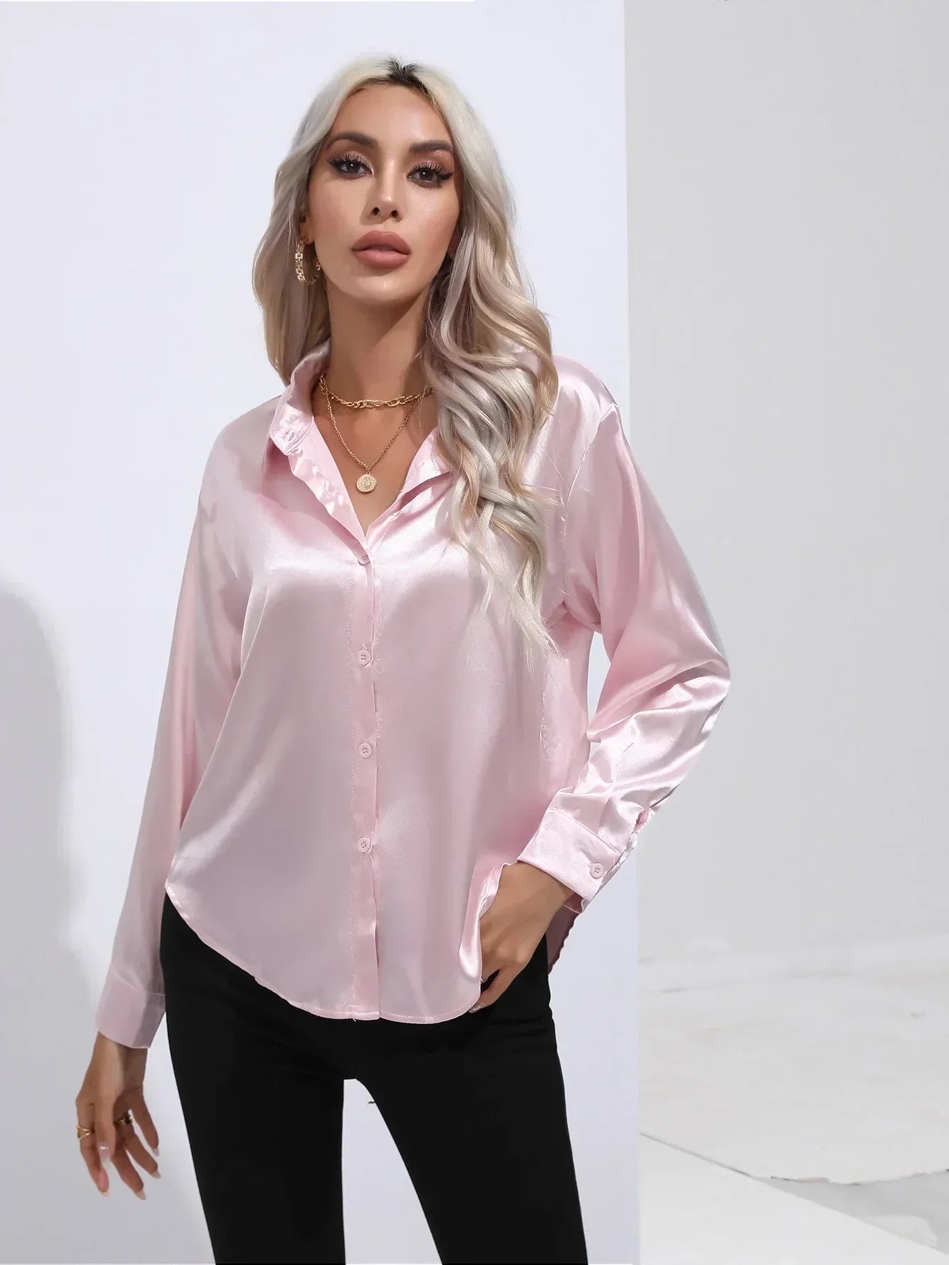 "Elegante satijnen blouse voor dames met glanzende afwerking en lange mouwen, perfect voor zakelijke en avondoutfits."