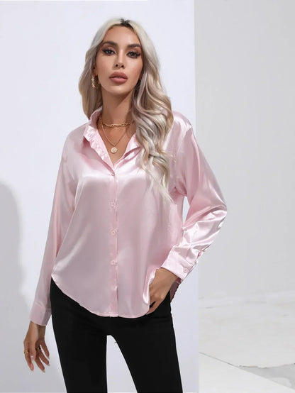 "Elegante satijnen blouse voor dames met glanzende afwerking en lange mouwen, perfect voor zakelijke en avondoutfits."