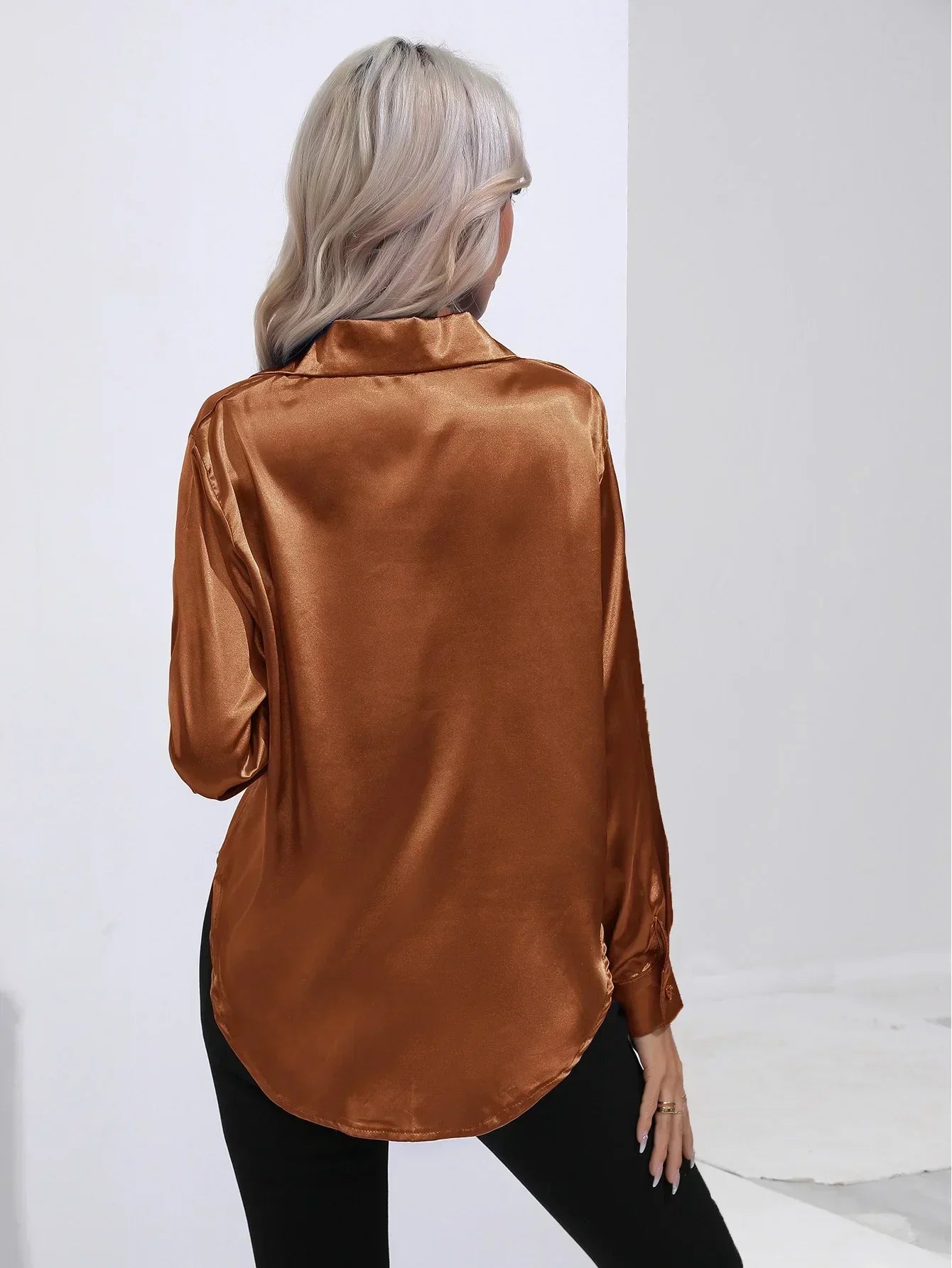 "Elegante satijnen blouse voor dames met glanzende afwerking en lange mouwen, perfect voor zakelijke en avondoutfits."