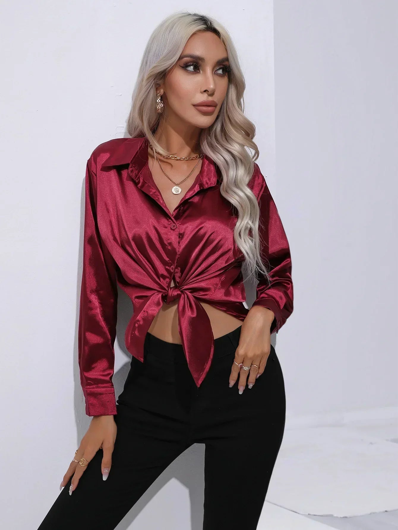 "Elegante satijnen blouse voor dames met glanzende afwerking en lange mouwen, perfect voor zakelijke en avondoutfits."