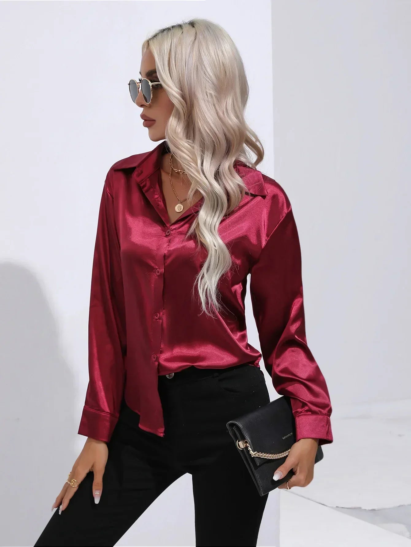 "Elegante satijnen blouse voor dames met glanzende afwerking en lange mouwen, perfect voor zakelijke en avondoutfits."