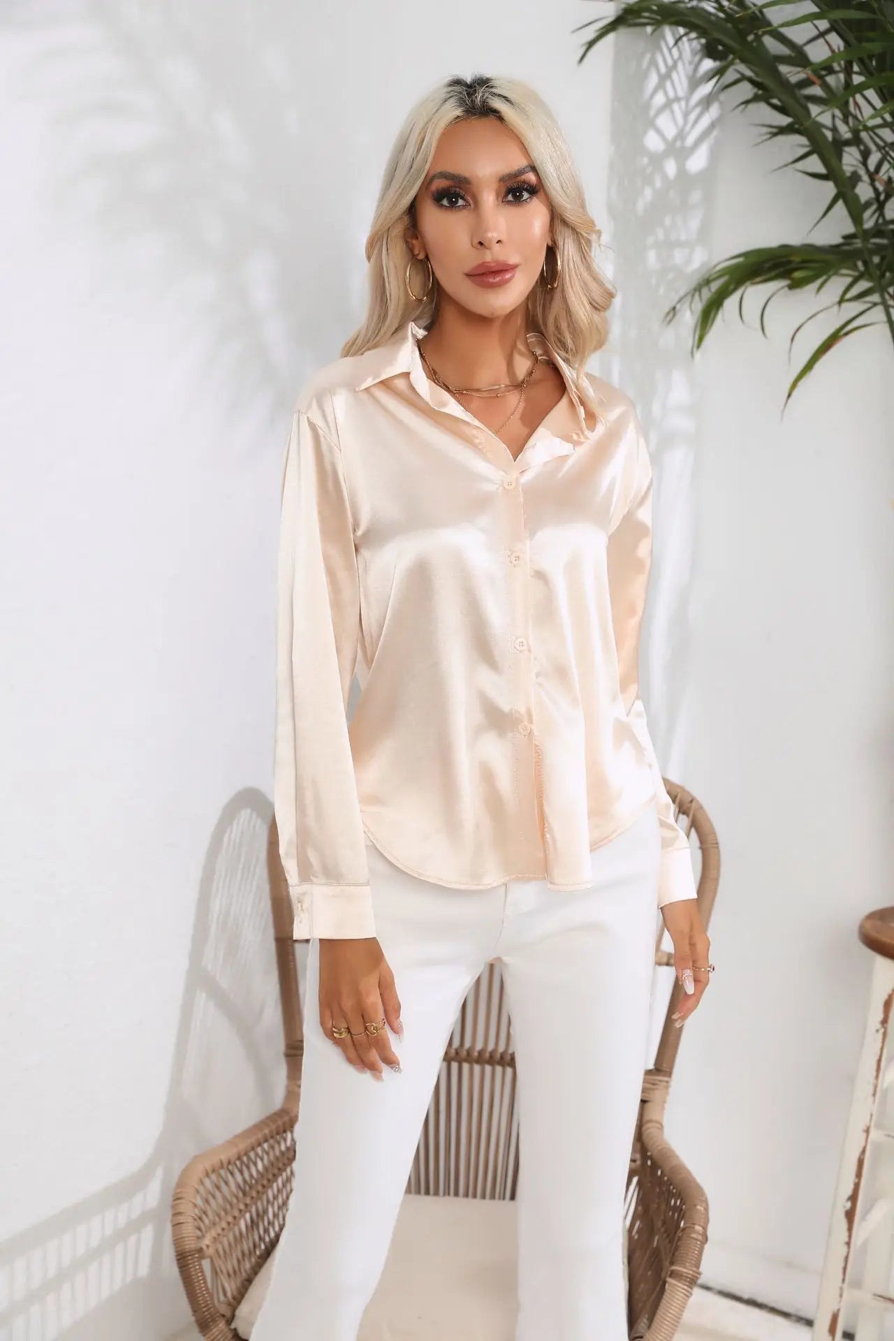 "Elegante satijnen blouse voor dames met glanzende afwerking en lange mouwen, perfect voor zakelijke en avondoutfits."