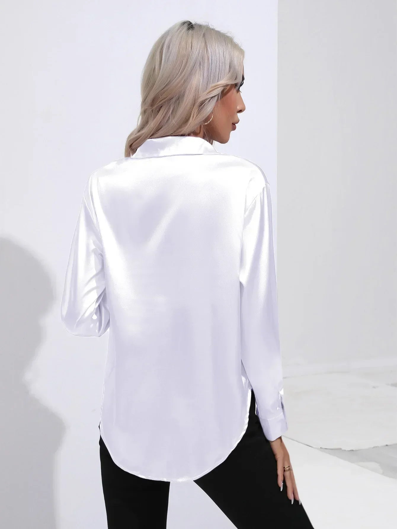 "Elegante satijnen blouse voor dames met glanzende afwerking en lange mouwen, perfect voor zakelijke en avondoutfits."