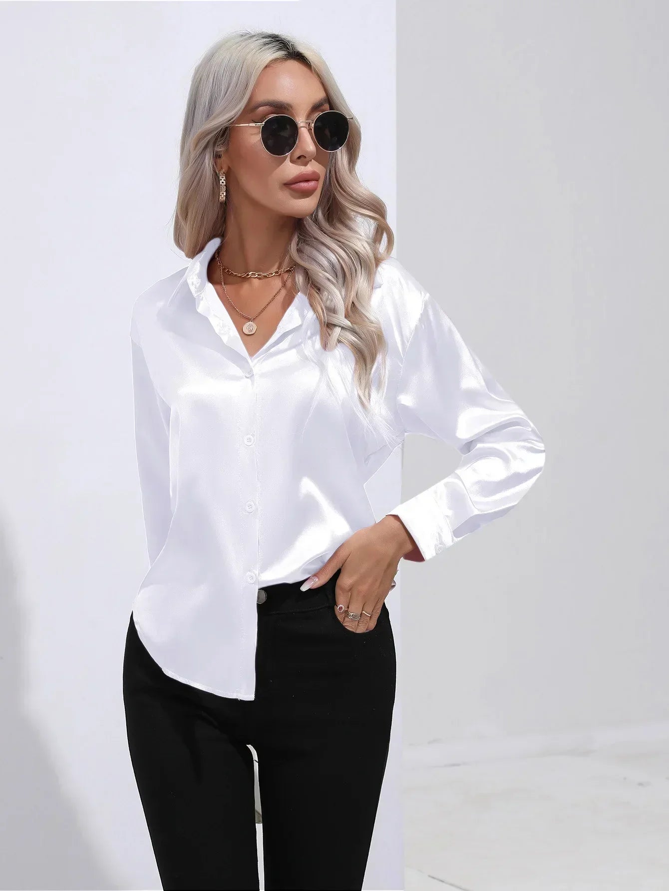 "Elegante satijnen blouse voor dames met glanzende afwerking en lange mouwen, perfect voor zakelijke en avondoutfits."