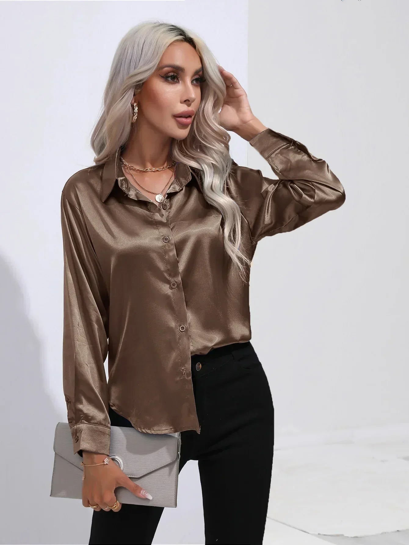 "Elegante satijnen blouse voor dames met glanzende afwerking en lange mouwen, perfect voor zakelijke en avondoutfits."
