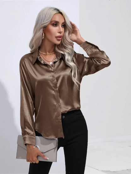 "Elegante satijnen blouse voor dames met glanzende afwerking en lange mouwen, perfect voor zakelijke en avondoutfits."