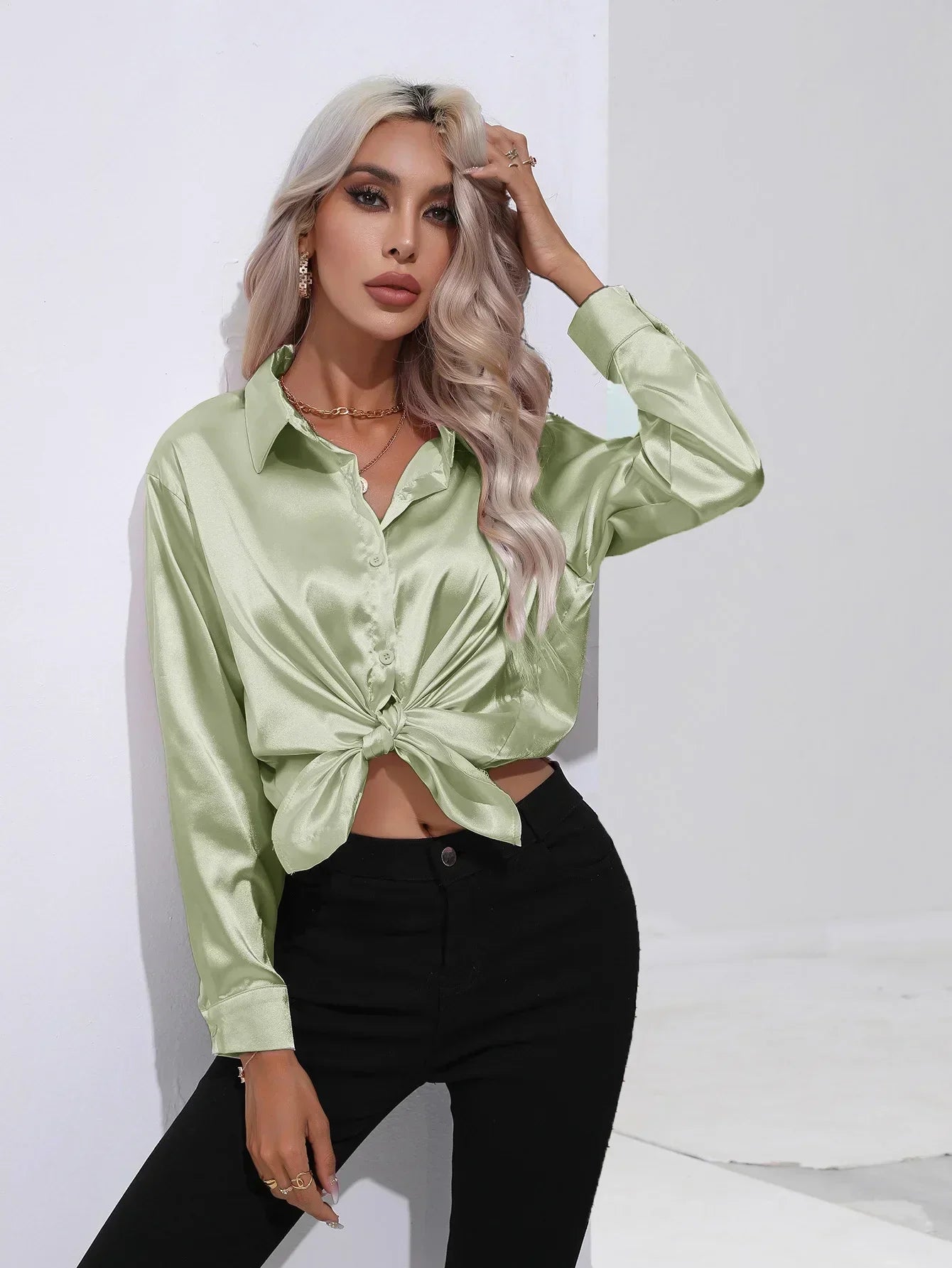 "Elegante satijnen blouse voor dames met glanzende afwerking en lange mouwen, perfect voor zakelijke en avondoutfits."