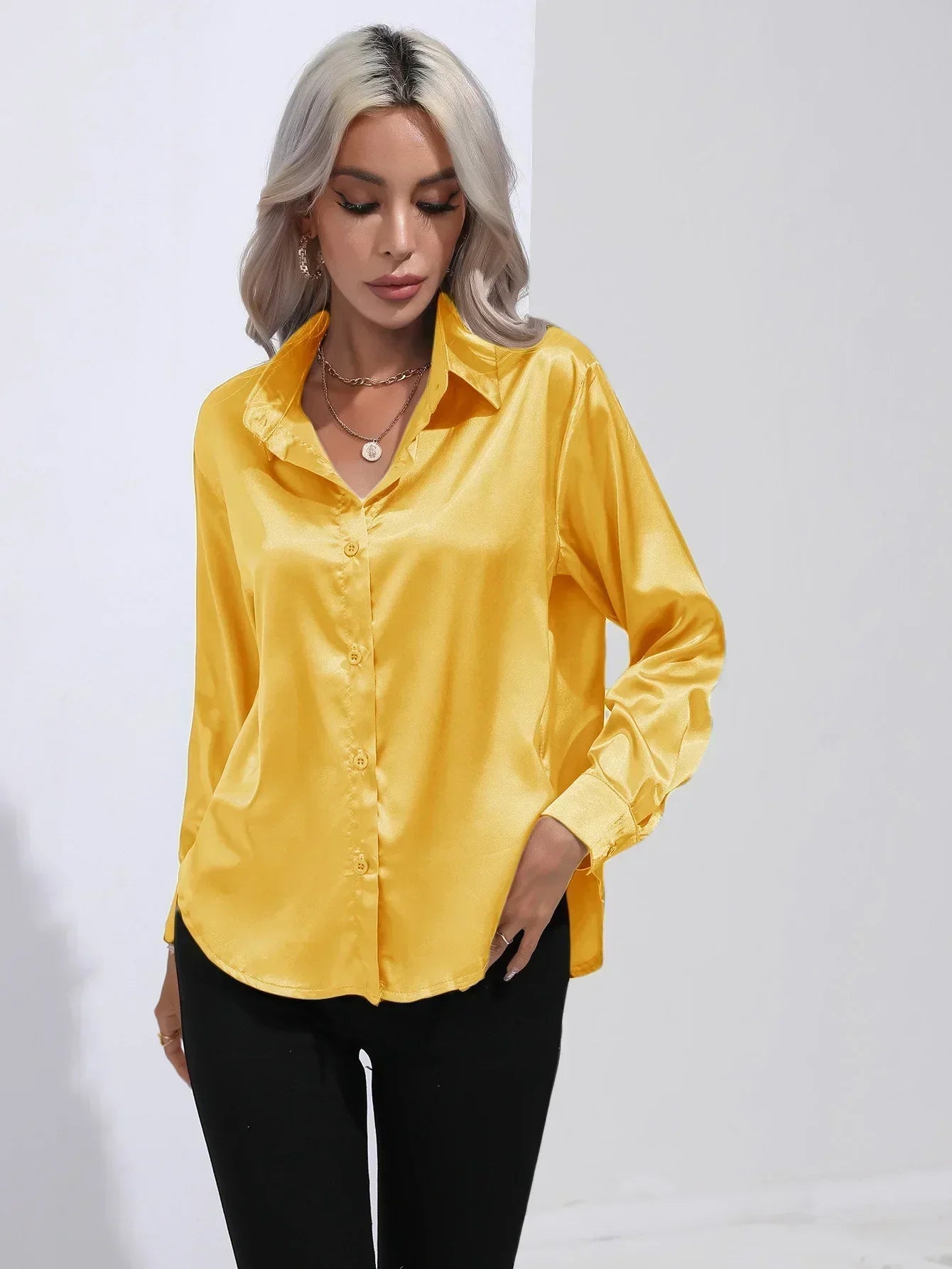 "Elegante satijnen blouse voor dames met glanzende afwerking en lange mouwen, perfect voor zakelijke en avondoutfits."