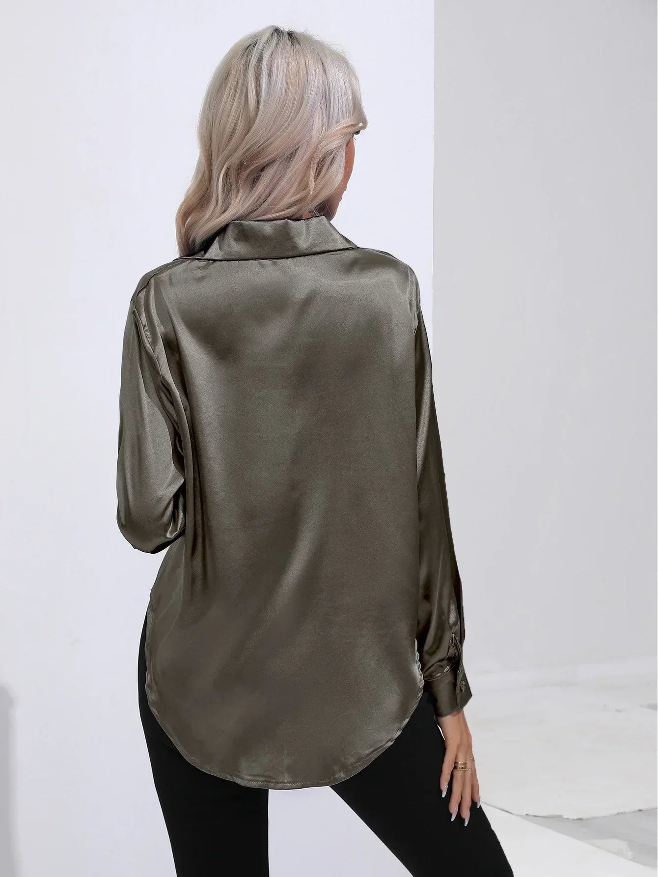 "Elegante satijnen blouse voor dames met glanzende afwerking en lange mouwen, perfect voor zakelijke en avondoutfits."