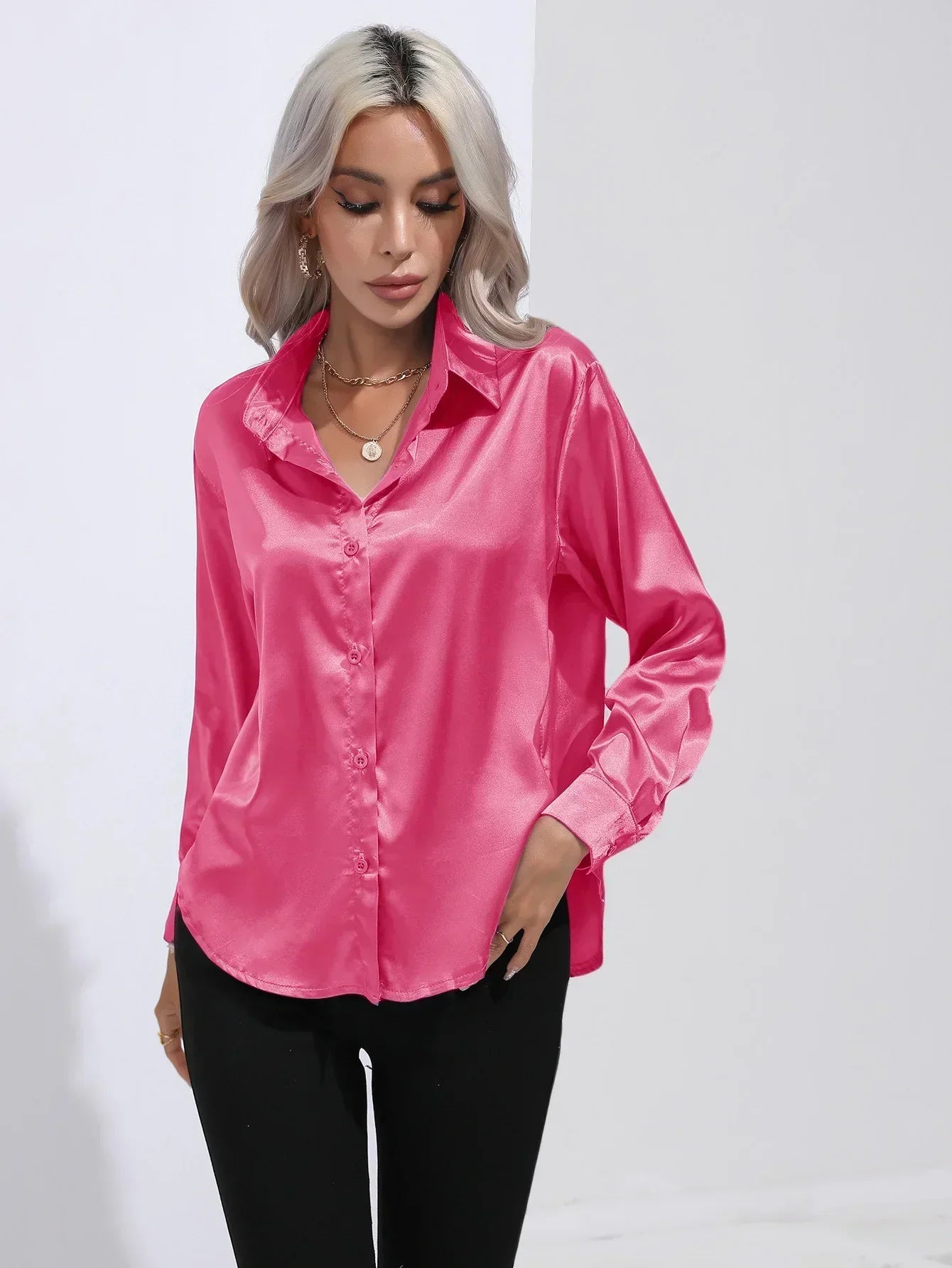 "Elegante satijnen blouse voor dames met glanzende afwerking en lange mouwen, perfect voor zakelijke en avondoutfits."