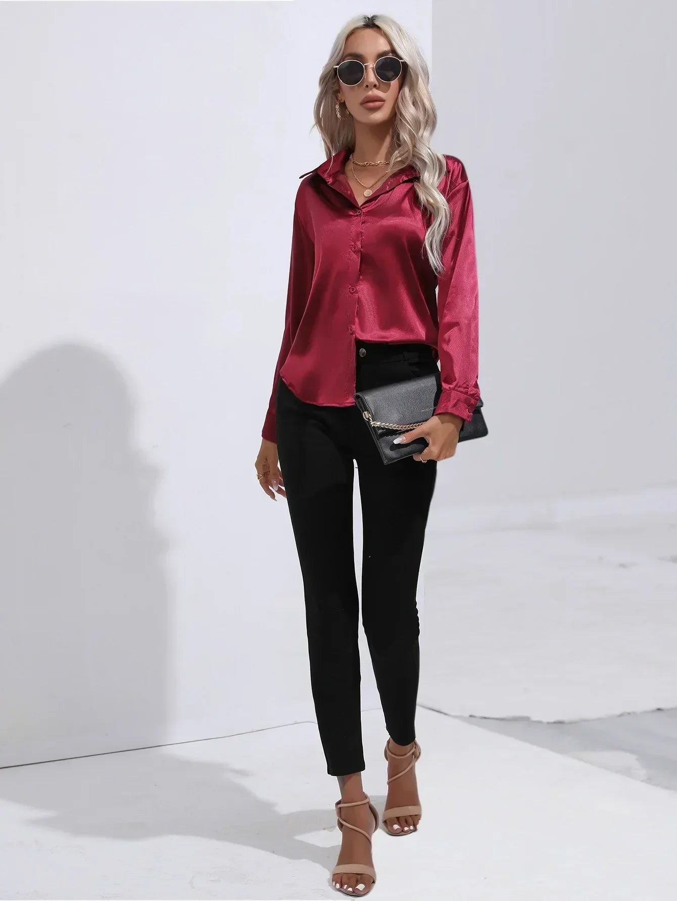 "Elegante satijnen blouse voor dames met glanzende afwerking en lange mouwen, perfect voor zakelijke en avondoutfits."