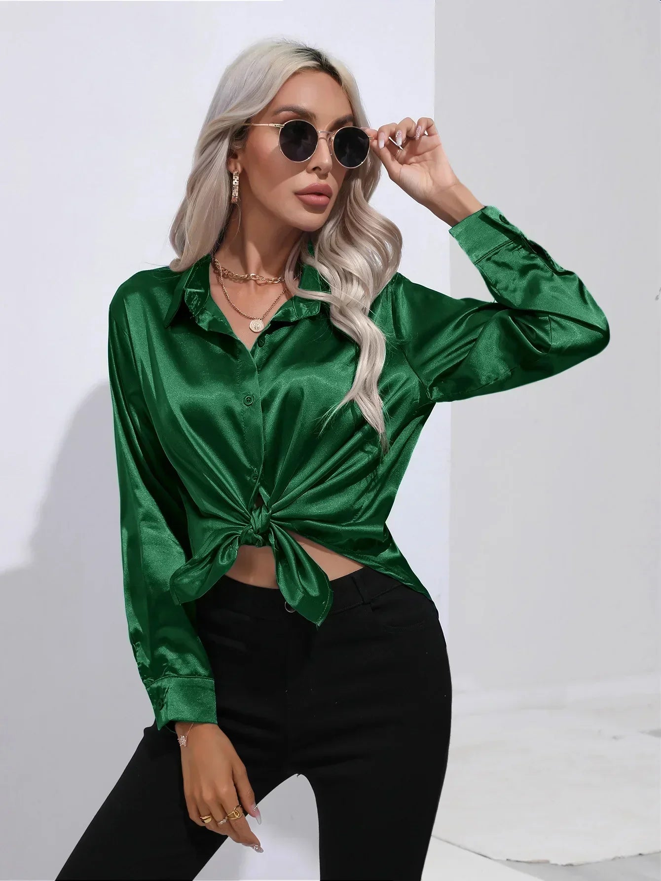 "Elegante satijnen blouse voor dames met glanzende afwerking en lange mouwen, perfect voor zakelijke en avondoutfits."