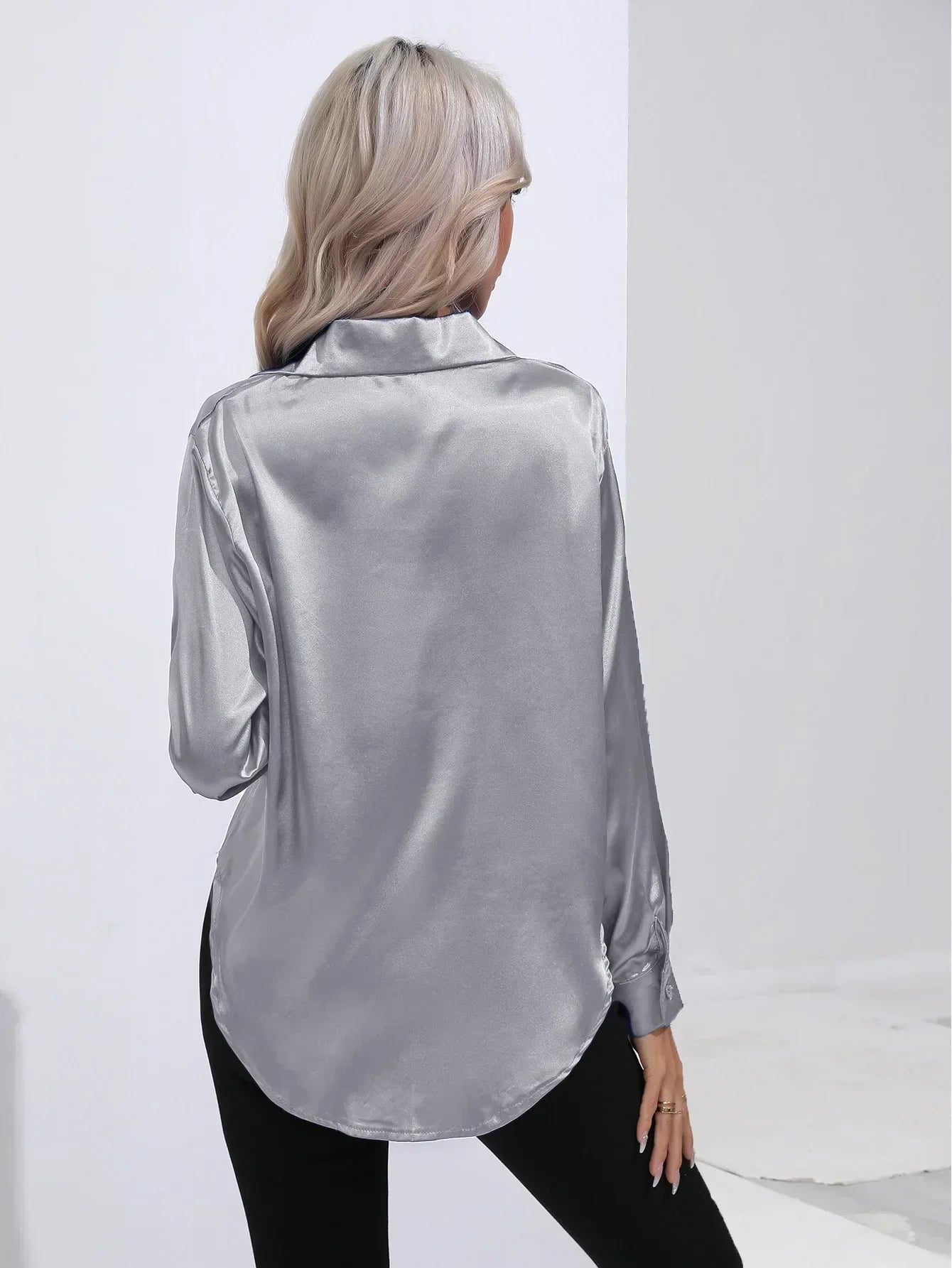 "Elegante satijnen blouse voor dames met glanzende afwerking en lange mouwen, perfect voor zakelijke en avondoutfits."