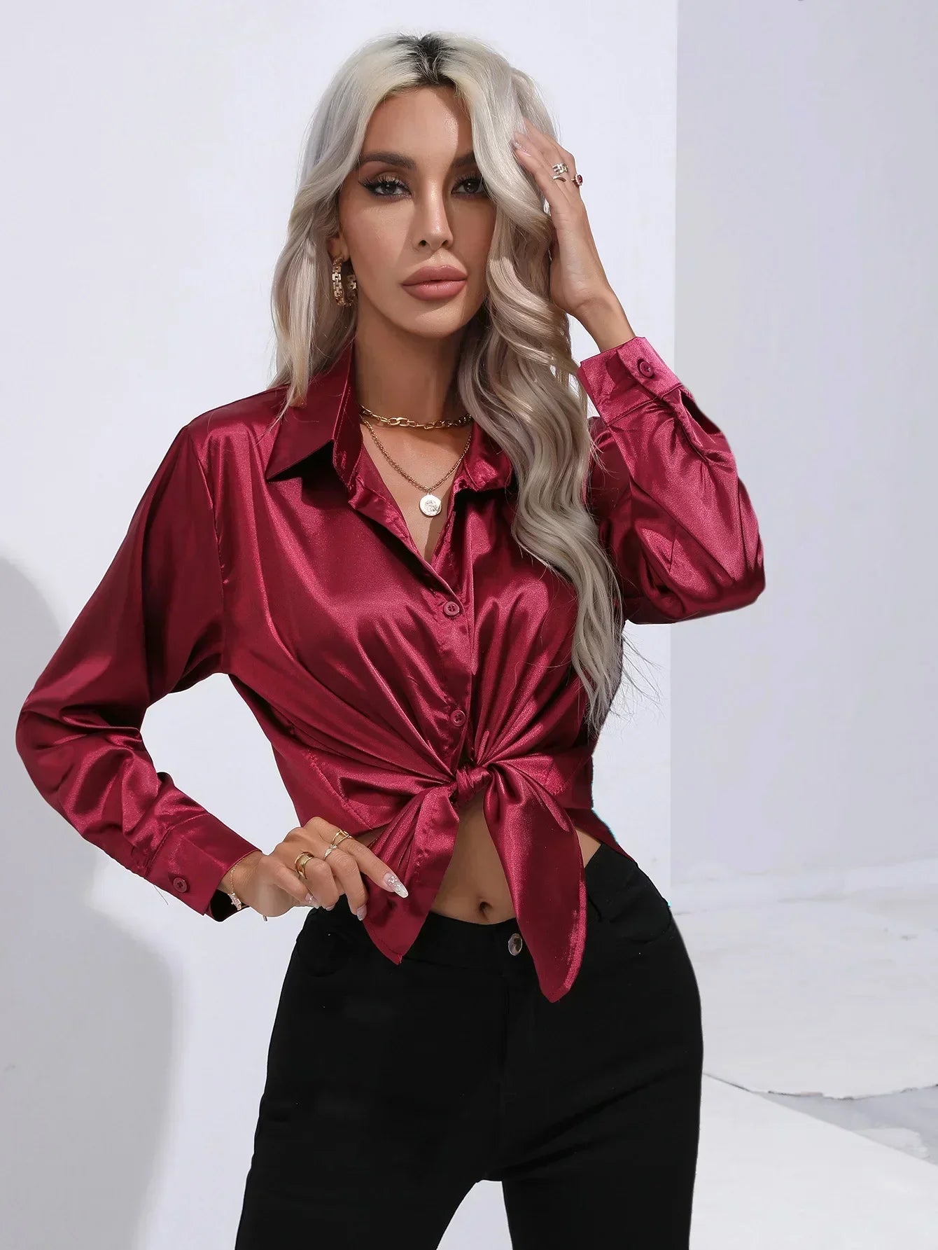 "Elegante satijnen blouse voor dames met glanzende afwerking en lange mouwen, perfect voor zakelijke en avondoutfits."