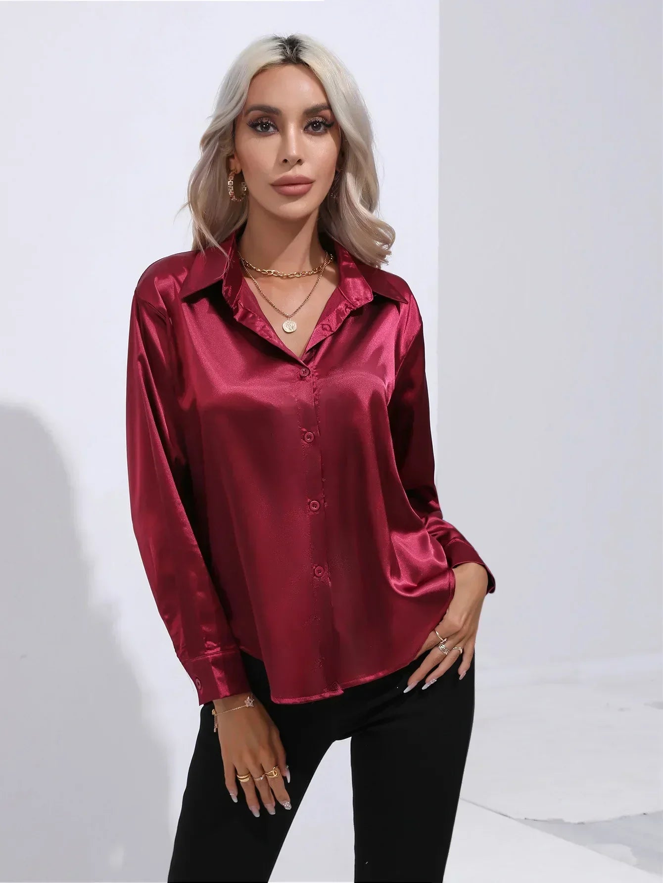 "Elegante satijnen blouse voor dames met glanzende afwerking en lange mouwen, perfect voor zakelijke en avondoutfits."
