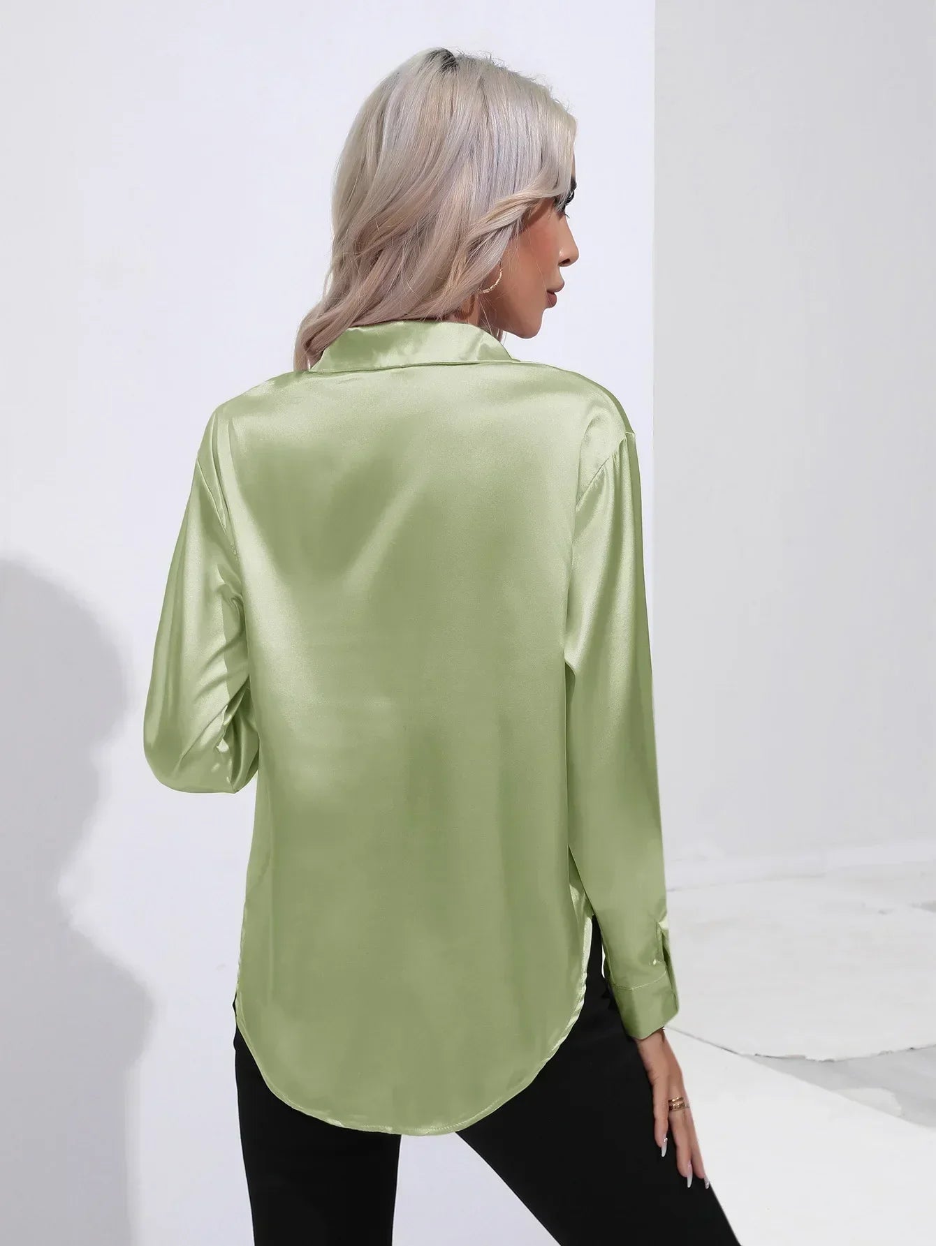 "Elegante satijnen blouse voor dames met glanzende afwerking en lange mouwen, perfect voor zakelijke en avondoutfits."