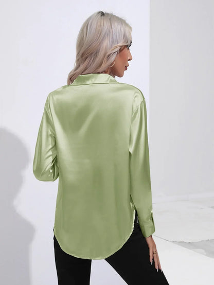 "Elegante satijnen blouse voor dames met glanzende afwerking en lange mouwen, perfect voor zakelijke en avondoutfits."