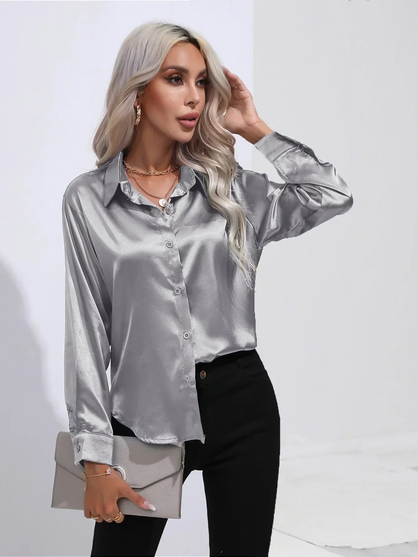 "Elegante satijnen blouse voor dames met glanzende afwerking en lange mouwen, perfect voor zakelijke en avondoutfits."