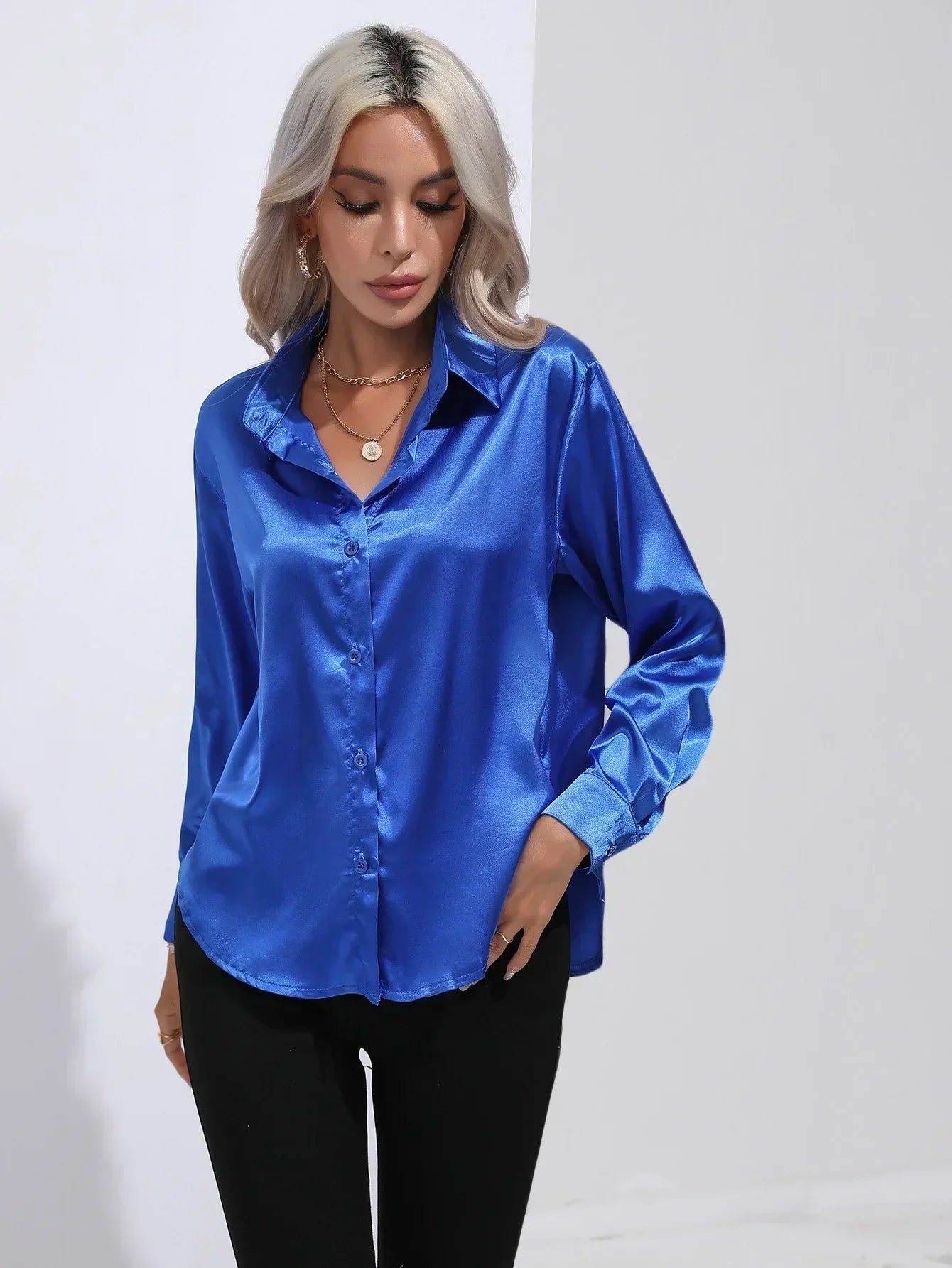 "Elegante satijnen blouse voor dames met glanzende afwerking en lange mouwen, perfect voor zakelijke en avondoutfits."