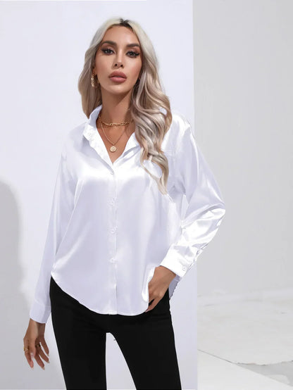 "Elegante satijnen blouse voor dames met glanzende afwerking en lange mouwen, perfect voor zakelijke en avondoutfits."